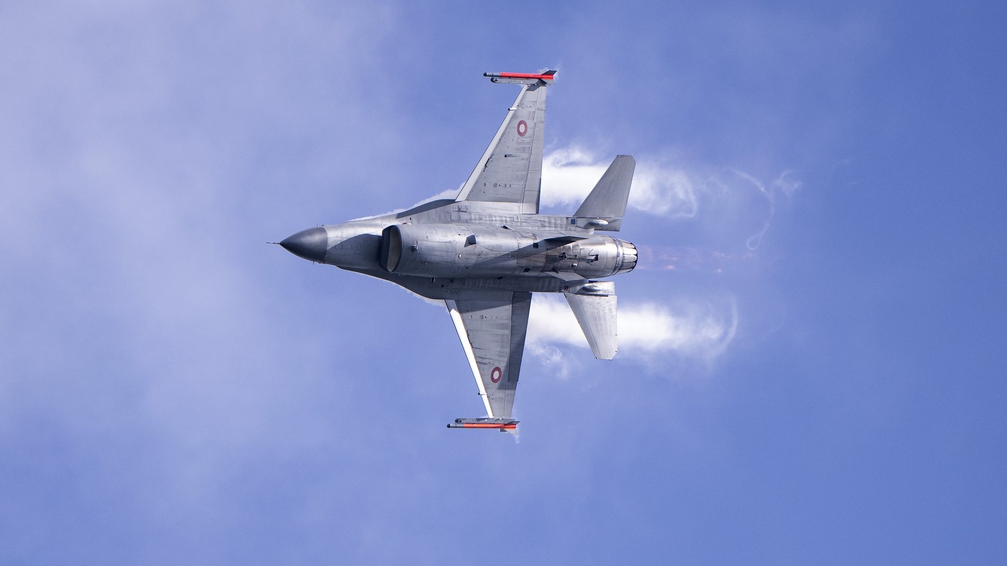 epa11281854 A Danish F-16 aircraft showcases some of its capabilities at a press event at Skrydstrup Air Base, in Jutland, Denmark, 16 April 2024, on the occasion of a signing ceremony of the contract for the sale of 24 Danish F-16 combat aircraft to Argentina.  EPA/BO AMSTRUP DENMARK OUT