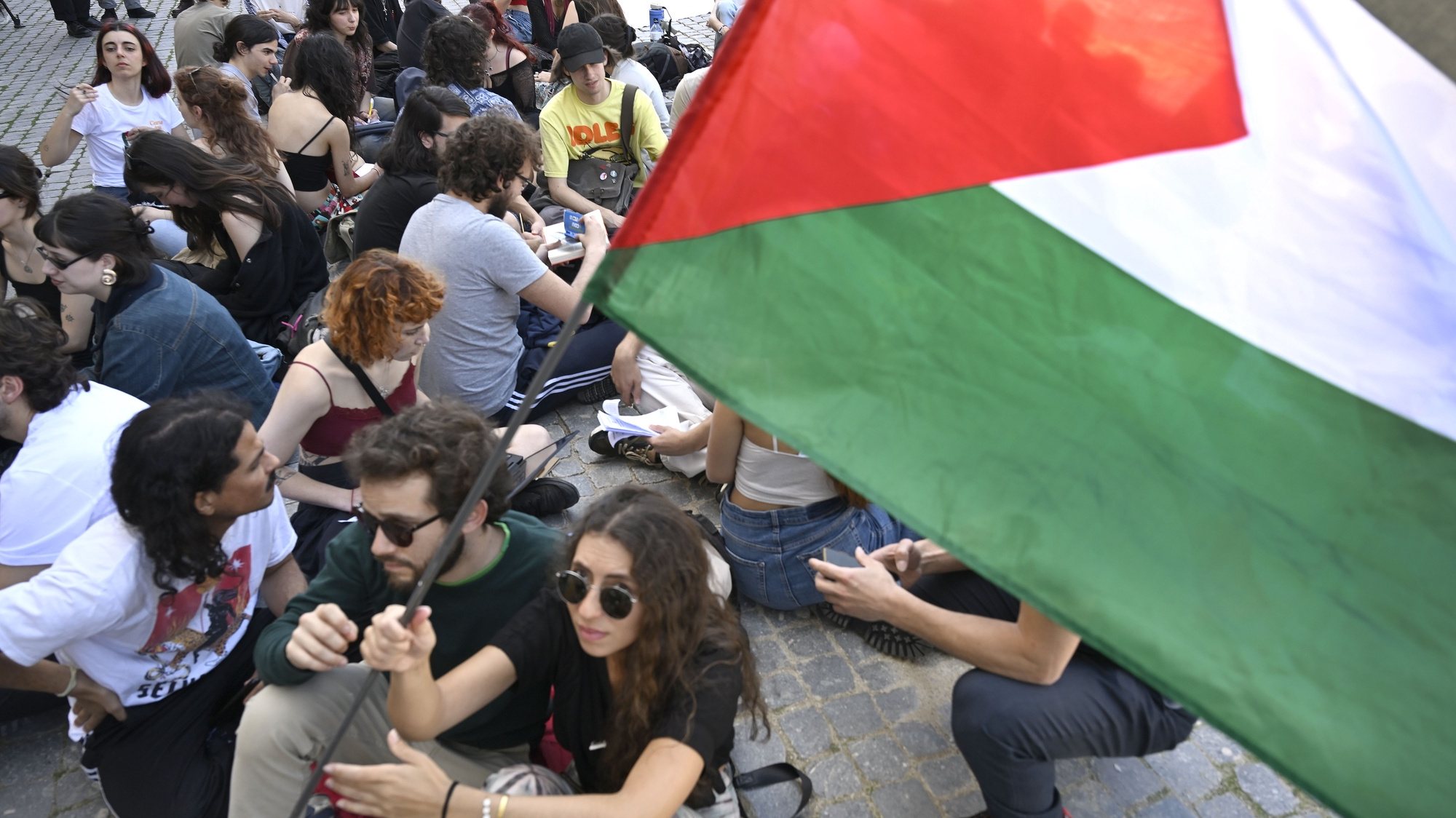 Students during a protest organized by the &quot;Students of Porto in Defense of Palestine&quot;, in front of the rectory of the University of Porto (UP), 8 May 2024. FERNANDO VELUDO/LUSA
