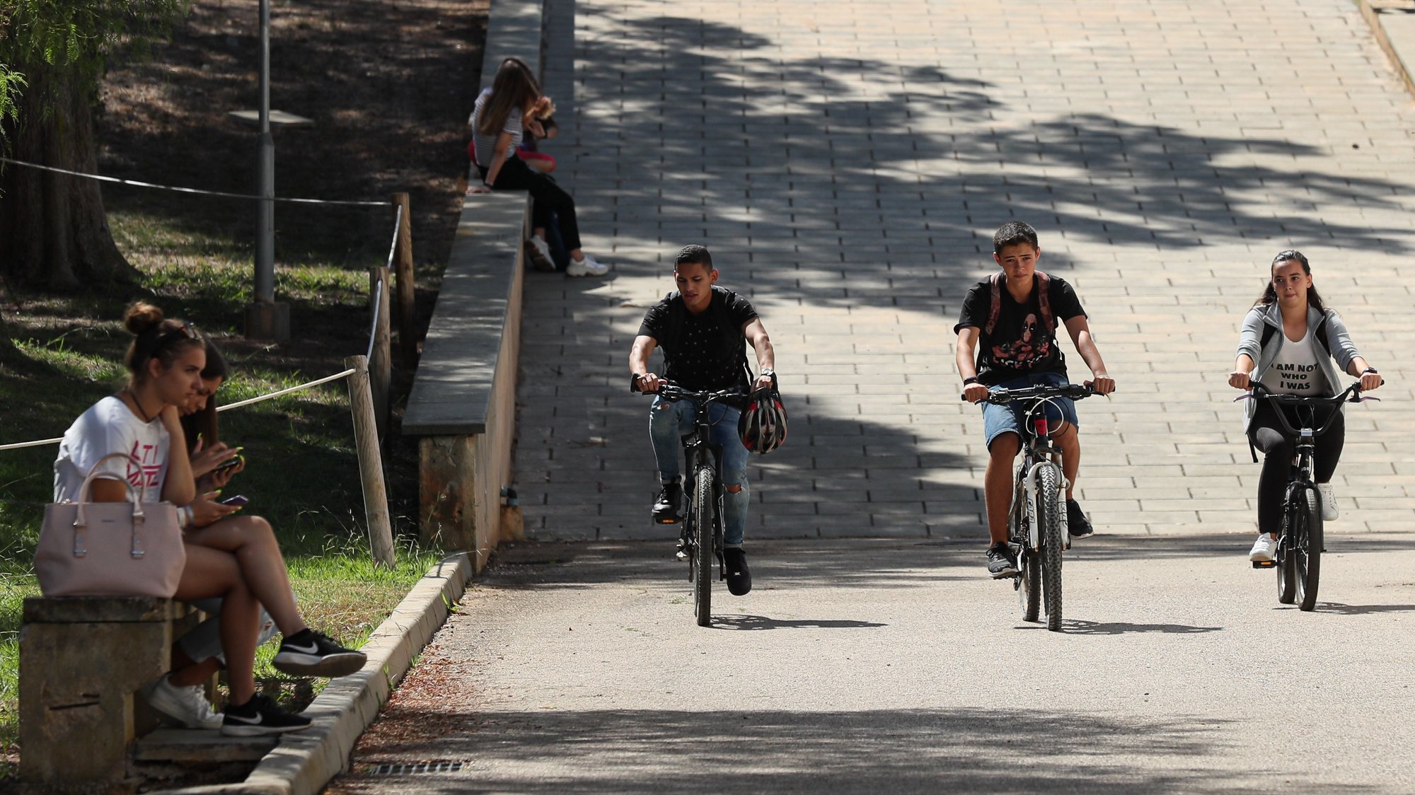 Alunos chegam de bicicleta à Escola Secundária Pinheiro e Rosa, no âmbito do projeto “Bike Me”, Faro, 16 de setembro de 2019. A Escola Secundária Pinheiro e Rosa, em Faro, está à procura de bicicletas usadas, peças e acessórios para os recuperar na oficina escolar, iniciativa inserida no projeto de mobilidade &quot;Bike Me&quot;. (ACOMPANHA TEXTO DE 17/09/2019) LUÍS FORRA/LUSA