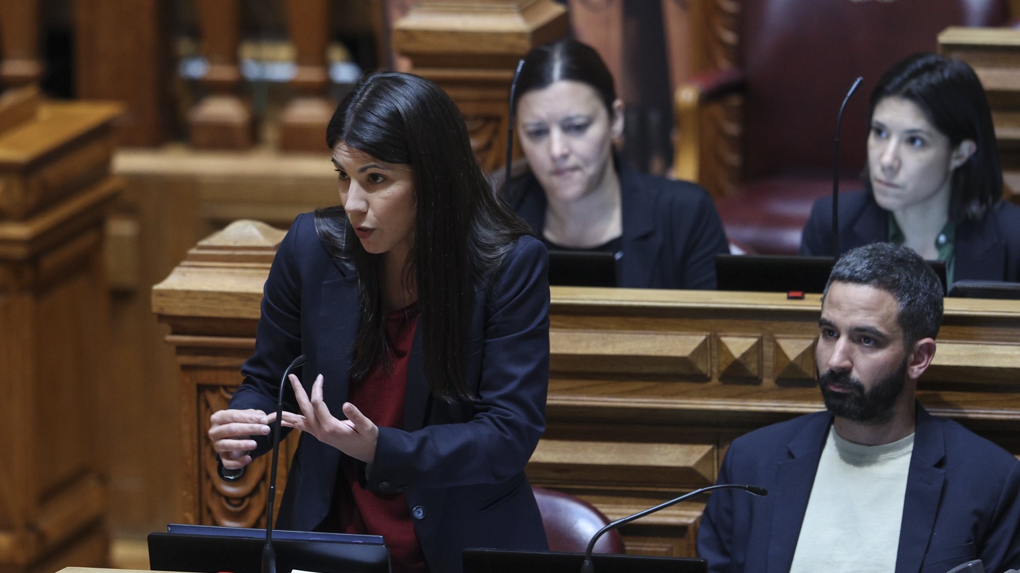 A deputada do Bloco de esquerda (BE), Mariana Mortágua, intervém no debate parlamentar, na Assembleia da República em Lisboa, 15 de maio de 2024. MIGUEL A. LOPES/LUSA