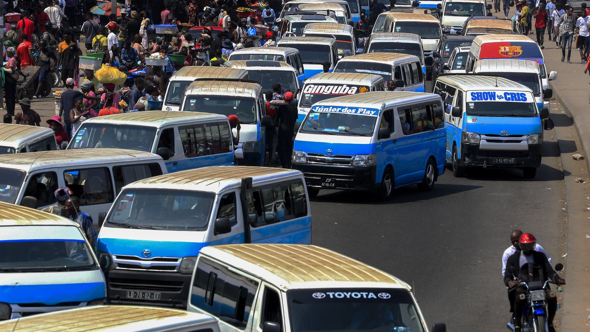 Cidadãos e estudantes queixaram-se hoje que a subida da tarifa dos transportes públicos em Luanda está a obrigar a percorrer a pé longas distâncias para pouparem os 150 kwanzas da viagem de autocarro, Luanda, 22 de maio de 2024. Desde a passada semana que os preços dos transportes coletivos em Luanda aumentaram, passando para os 150 kwanzas (16 cêntimos) para autocarros, um aumento de 200% face ao preço anterior, e 200 kwanzas (22 cêntimos) para os táxis privados, conhecidos como “azuis e brancos”, que aumentaram 33% comparativamente à tarifa antiga. AMPE ROGÉRIO/LUSA