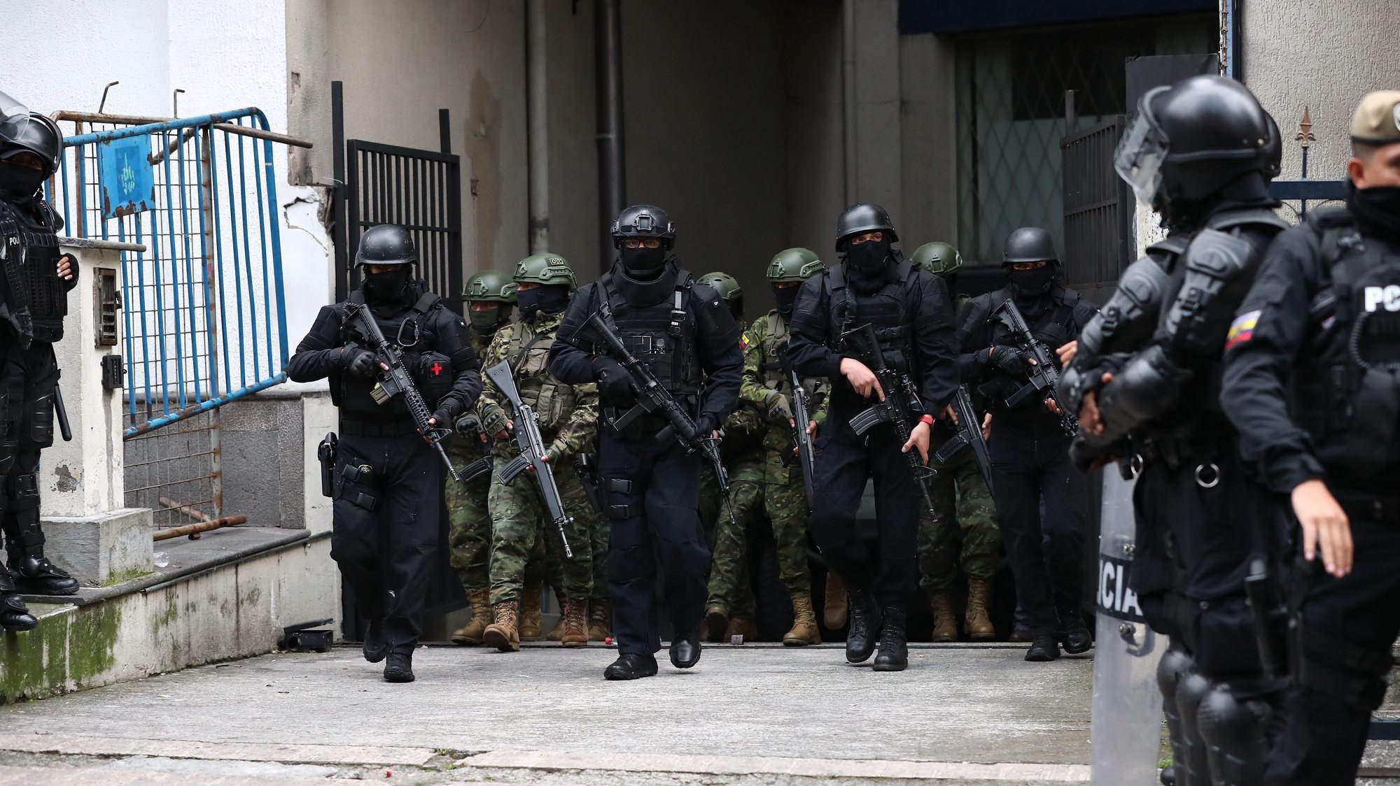 epa11262489 Ecuadorian police agents and soldiers prepare to escort an armored vehicle allegedly transporting former Ecuadorian Vice President Jorge Glas to the airport in Quito, Ecuador, 06 April 2024. Glas, Vice President during Rafael Correa and Lenin Moreno&#039;s presidential terms (2007-2017), convicted of corruption, was detained in the Mexican embassy facilities in Quito on 05 April 2024. Mexico broke diplomatic ties with Ecuador for the operation in the embassy to detain Glas, who was moved to the La Roca jail early 06 April 2024.  EPA/Jose Jacome