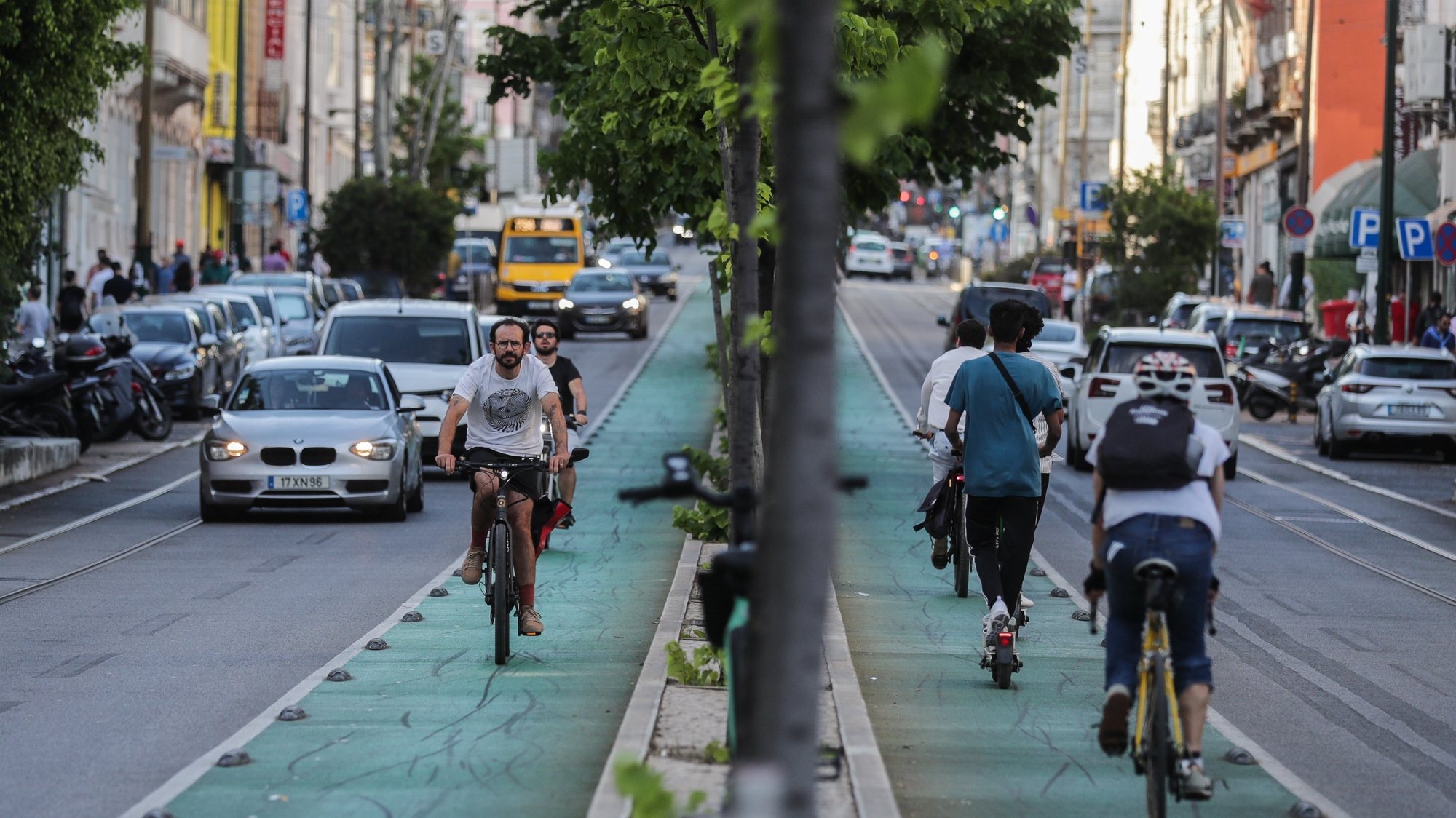 Utentes da ciclovia na Avenida Almirante Reis em Lisboa, 27 de maio de 2022. TIAGO PETINGA/LUSA