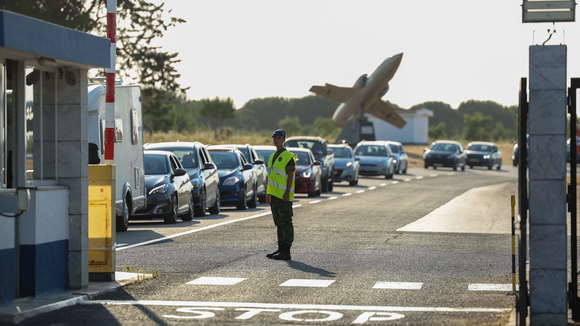Participantes do festival aéreo Beja AirShow, na Base Aérea N.° 11, abandonam a base após um acidente com duas aeronaves durante uma demonstração aérea, Beja, 2 de junho de 2024.  LUÍS FORRA/LUSA
