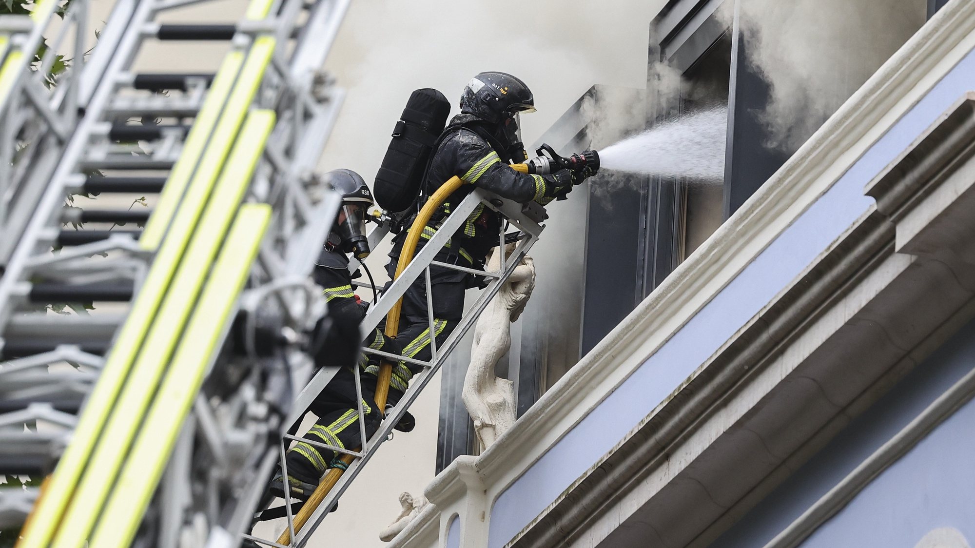 Bombeiros combatem o incêndio que deflagrou hoje num hotel em construção na Avenida da Liberdade, em Lisboa, e que já havia sido dado como circunscrito, acabou por se propagar à cobertura do edifício, obrigando ao reforço de meios, segundo os bombeiros, Lisboa, 7 de junho de 2024. De acordo com a página da ANEPC - Autoridade Nacional de Emergência e Proteção Civil, o incêndio está a ser combativo por 19 veículos e 61 operacionais. MANUEL DE ALMEIDA/LUSA