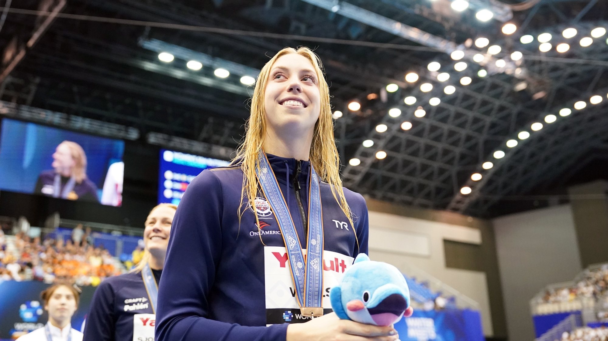 epa10775250 Bronze medalist Gretchen Walsh of the USA during the medal ceremony of the Women&#039;s 50m Butterfly Final of the World Aquatics Championships 2023 in Fukuoka, Japan, 29 July 2023.  EPA/HIROSHI YAMAMURA