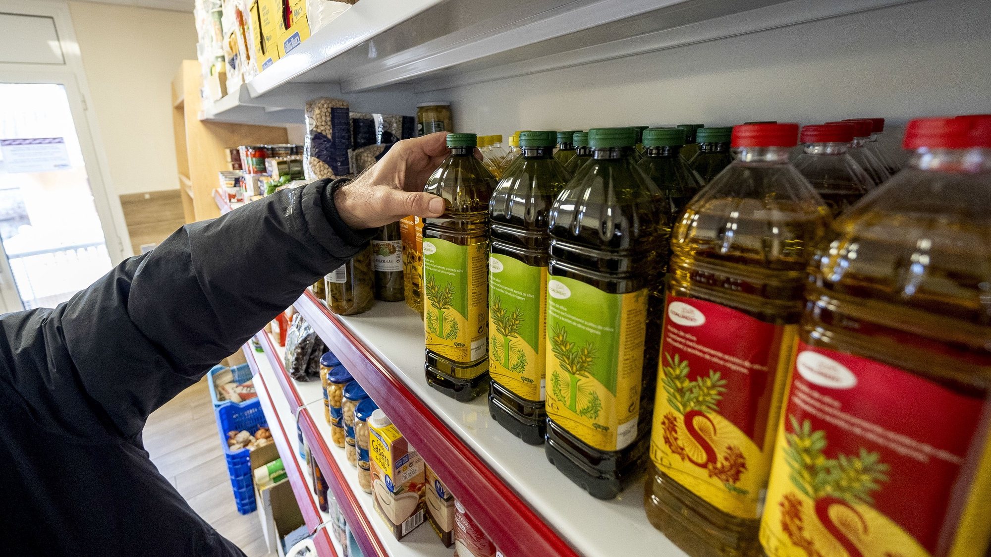 epa11001263 View of a bottles of olive oil in a supermarket in Teruel city, north-eastern Spain, 29 November 2023. Spain&#039;s Consumer Price Index (CPI) rose by 3.2 per cent in November, three tenths less than in the month of October, mainly due to the greater drops in the prices of fuel and tourist packages, as well as a lower increase in food and not alcoholic beverage prices compared to a year ago, Spanish National Institute of Statistics (INE) published on 29 November.  EPA/ANTONIO GARCIA