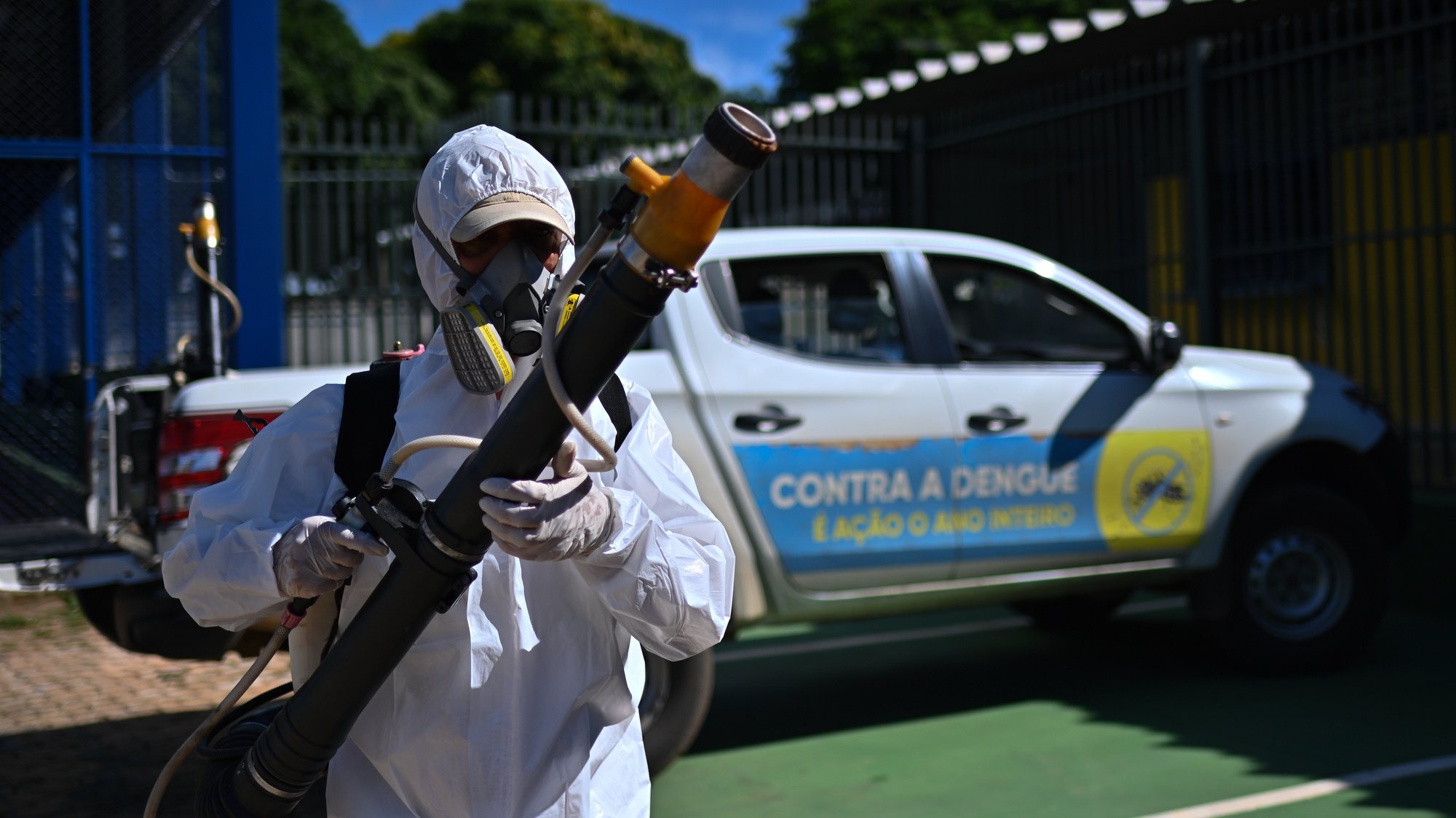 epa11224209 A health worker prepares to fumigate against the Aedes aegypti mosquito as part of a nationwide campaign to stop dengue disease in Ceilandia about 16km from Brasilia, Brazil, 16 March 2024.  EPA/ANDRE BORGES