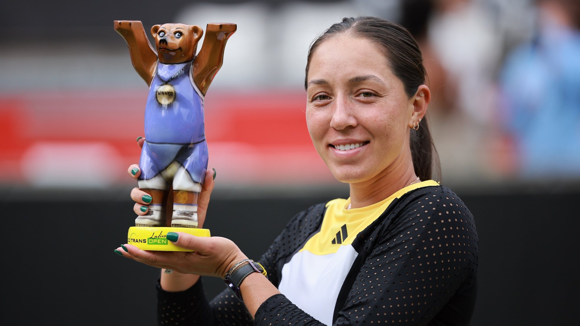 epa11432064 Jessica Pegula of the USA poses with her trophy after winning the final match at the WTA German Open tennis tournament in Berlin, Germany, 23 June 2024.  EPA/CLEMENS BILAN