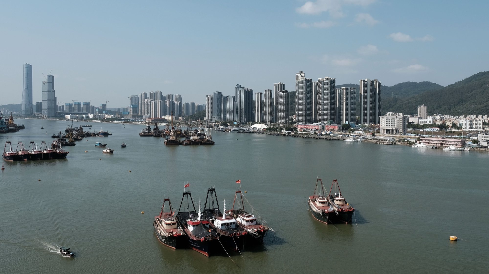 Porto Interior de Macau com Zhuhai do outro lado na fronteira, China, 22 de agosto de 2023. GONÇALO LOBO PINHEIRO/LUSA
