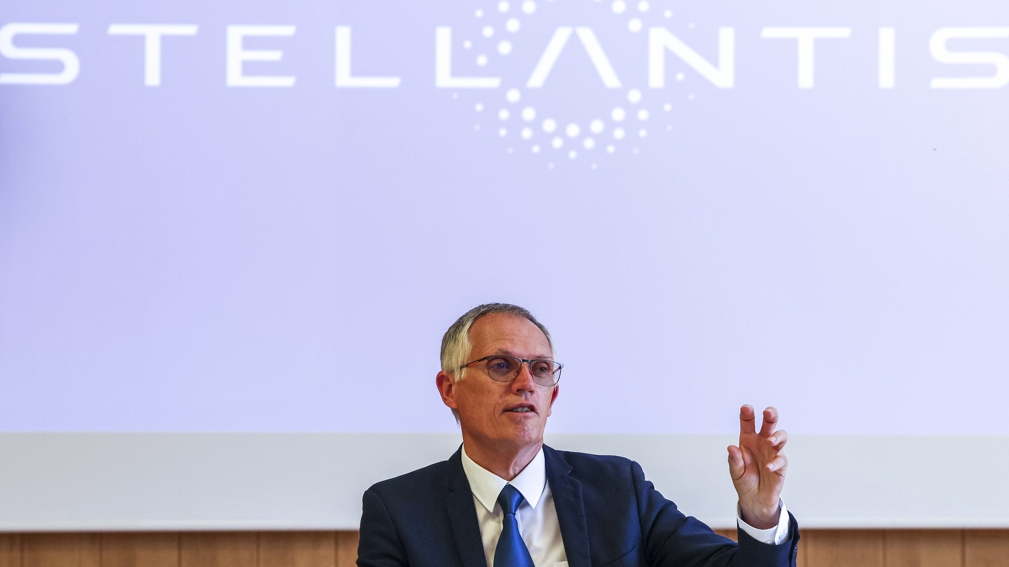 O CEO da Stellantis, Carlos Tavares fala aosm jornalistas no final da cerimónia que assinala o inicio da produção dos primeiros veículos elétricos da Stellantis e a entrega de 719 viaturas elétricas ao SNS, na Stellantis, Mangualde, 2 de julho de 2024. PAULO NOVAIS/LUSA