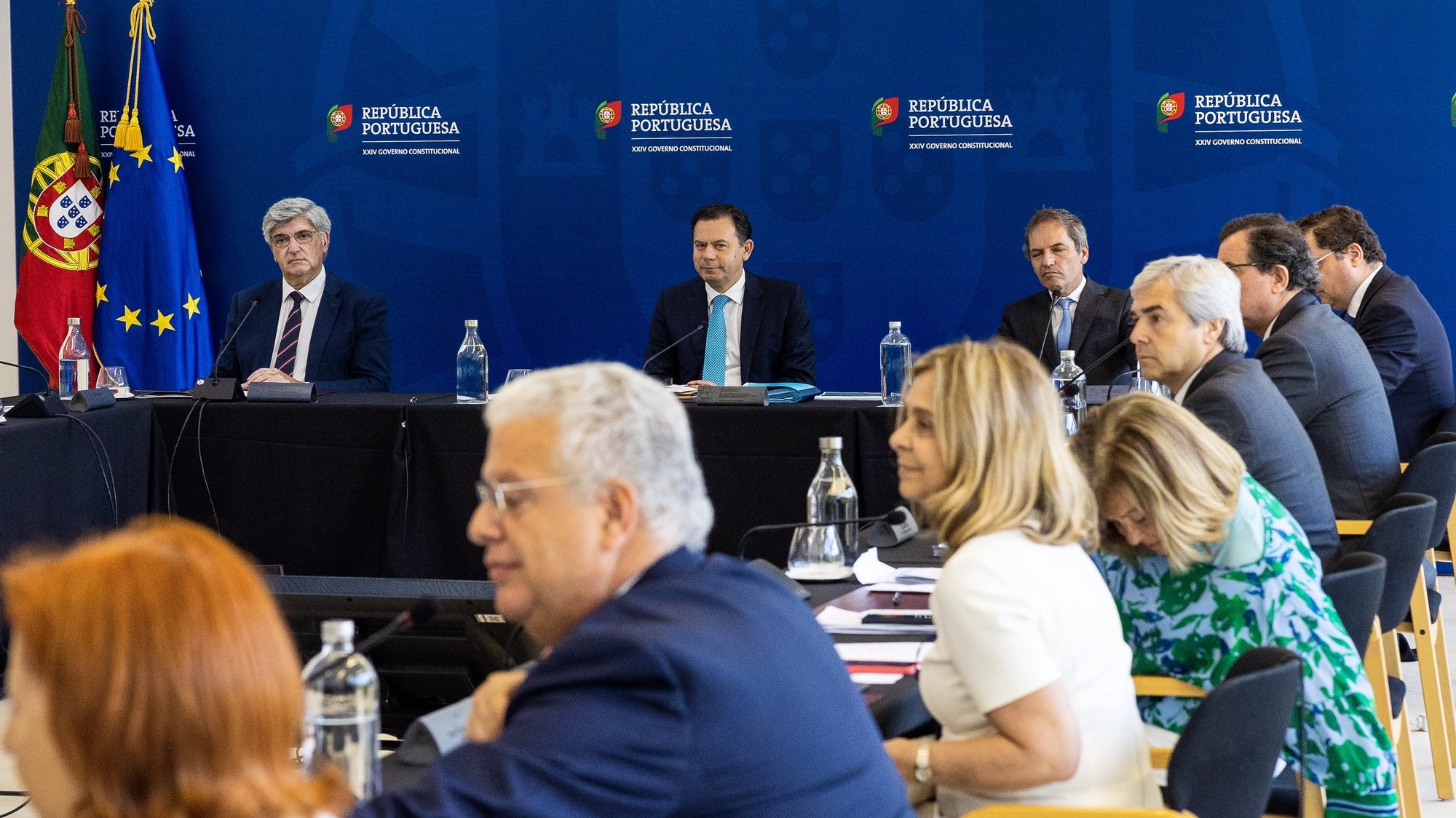 O primeiro-ministro, Luís Montenegro (C), preside à reunião do Conselho de Ministros, em Oliveira de Azeméis, Aveiro, 04 de julho de 2024. JOSÉ COELHO/LUSA
