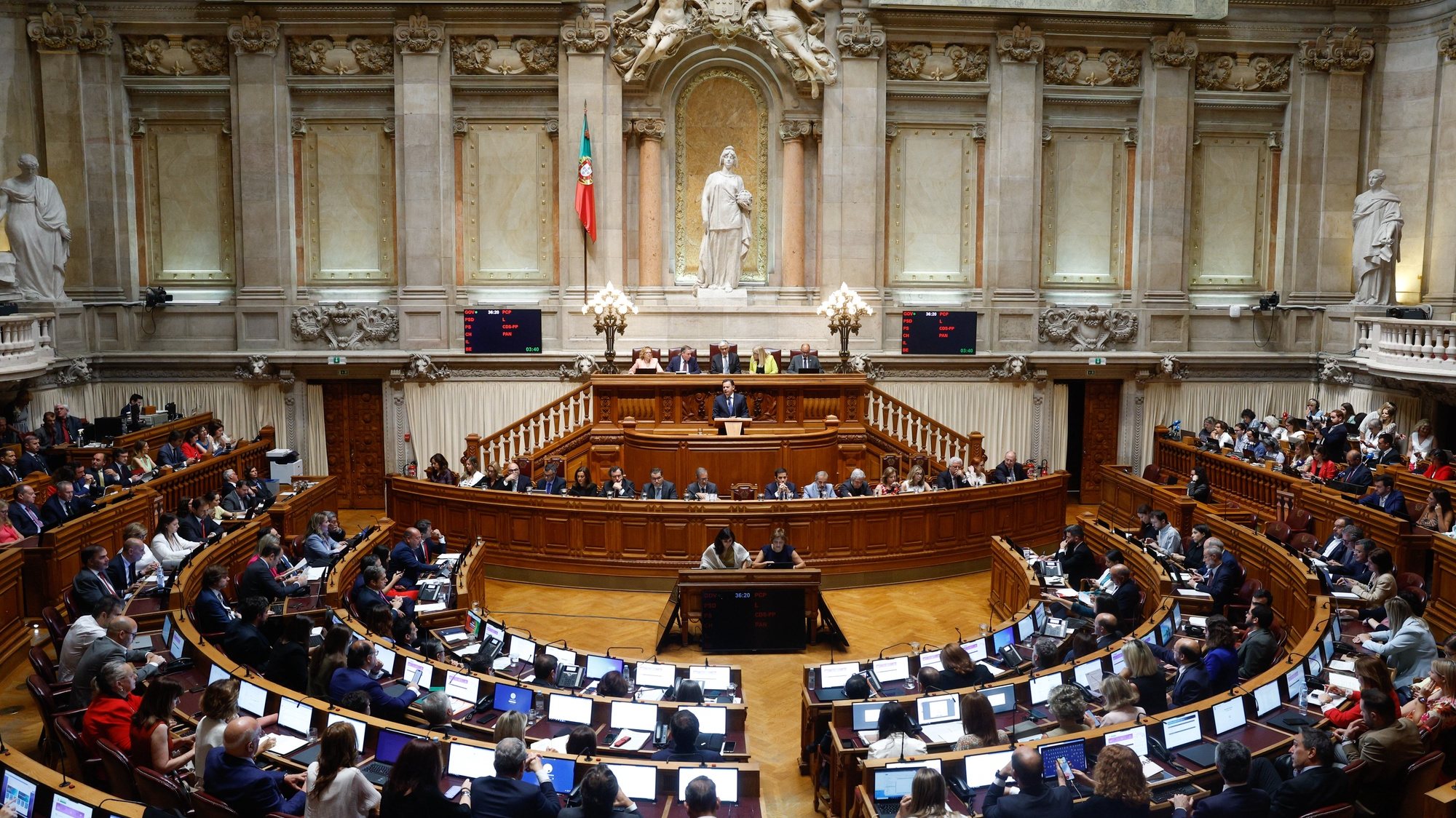 O primeiro-ministro, Luís Montenegro (C), intervém durante o debate sobre o Estado da Nação, na Assembleia da República, em Lisboa, 17 de julho de 2024. ANTÓNIO PEDRO SANTOS/LUSA