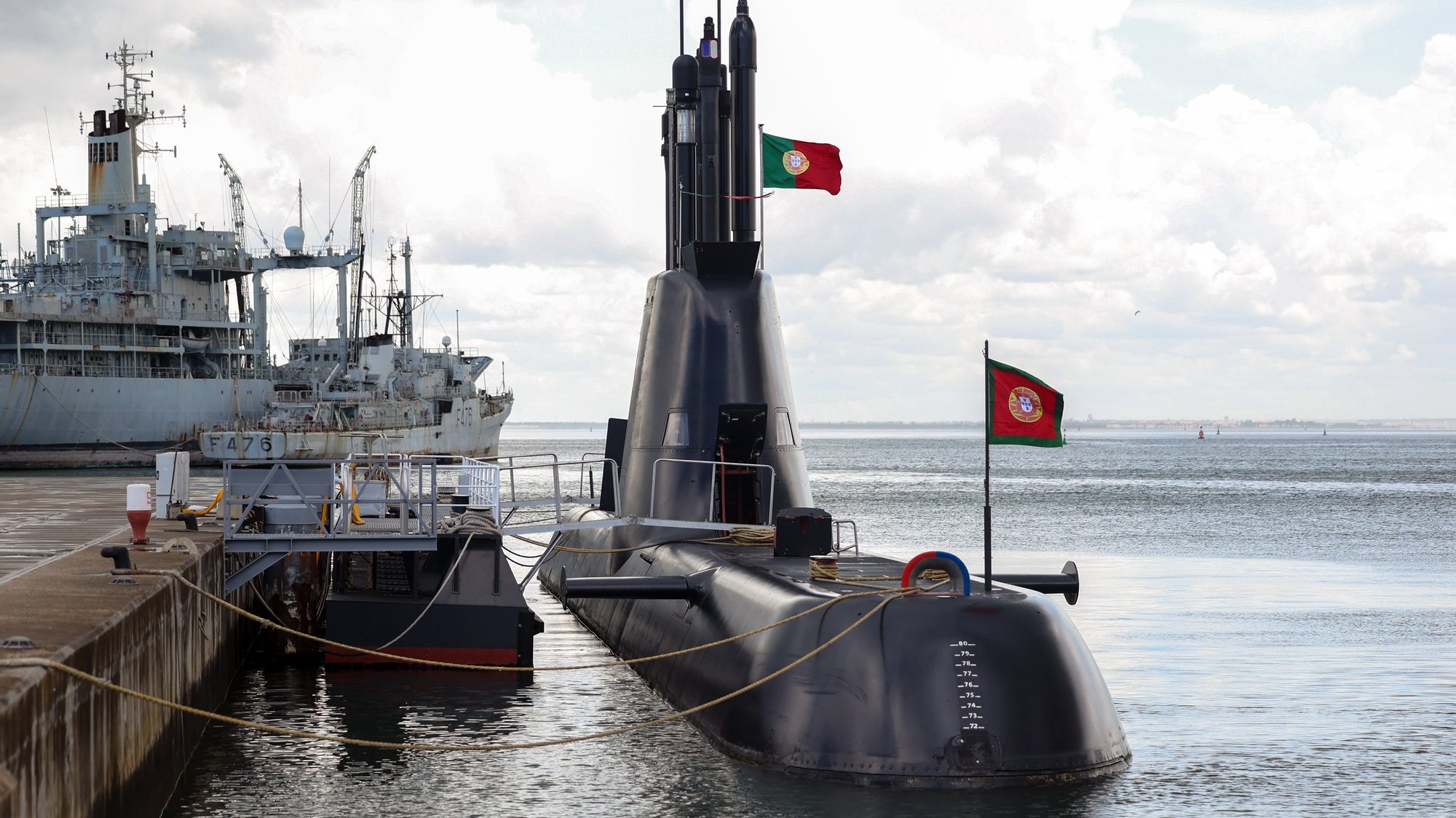 O submarino NRP Arpão ancorado na Base Naval do Alfeite, após uma missão ao serviço da NATO, no Atlântico Norte, em Almada, 19 de junho de 2024. ANTÓNIO COTRIM/LUSA