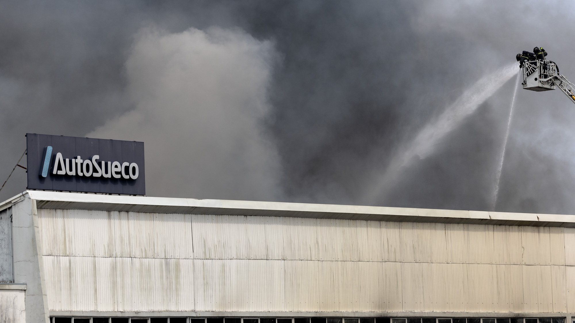 Incêndio no centro de automóveis Auto Sueco em Ramalde, na zona industrial do Porto, 29 de julho de 2024. Fonte do Comando Distrital de Operações de Socorro de Porto avançou que o alerta para este incêndio, que está a acontecer num &quot;armazém com produtos inflamáveis&quot;, foi dado pelas 13h40. O incêndio mobiliza quase 80 operacionais. JOSÉ COELHO/LUSA