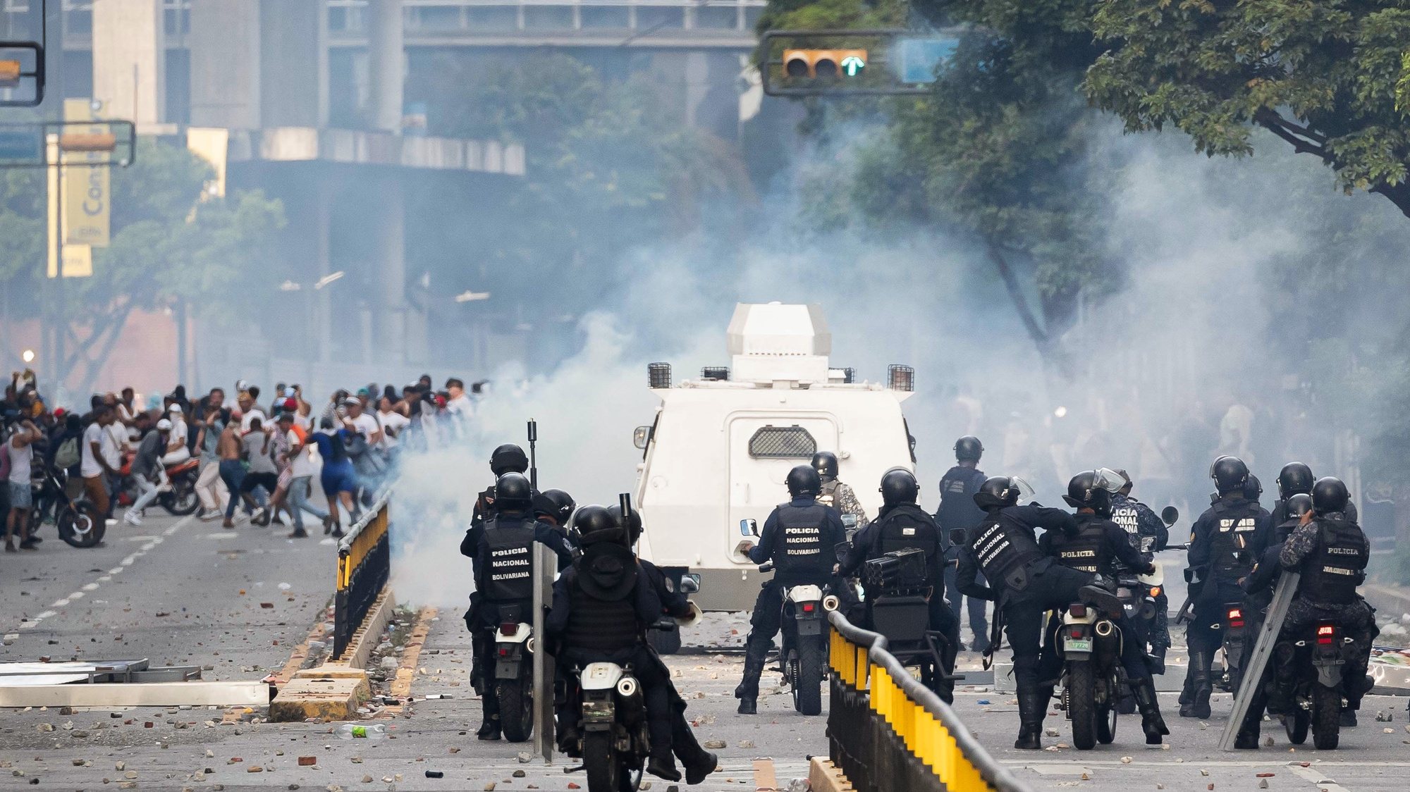 epaselect epa11507675 Members of the Bolivarian National Police (PNB) and the Bolivarian National Guard (GNB) clash with opposition demonstrators during protests over the results of the presidential elections in Caracas, Venezuela, 29 July 2024. Protests are taking place in Caracas after the National Electoral Council (CNE) proclaimed that Nicolas Maduro was re-elected president of Venezuela, following elections held on 28 July. Thousands of citizens have come out to protest against the results announced by the National Electoral Council (CNE), which gave President Maduro 51.2% of the votes, a figure questioned by the opposition and by a good part of the international community. Opposition leader Maria Corina Machado claims they have obtained enough of the vote tallies to prove they won the presidential elections that took place on 28 July.  EPA/Henry Chirinos