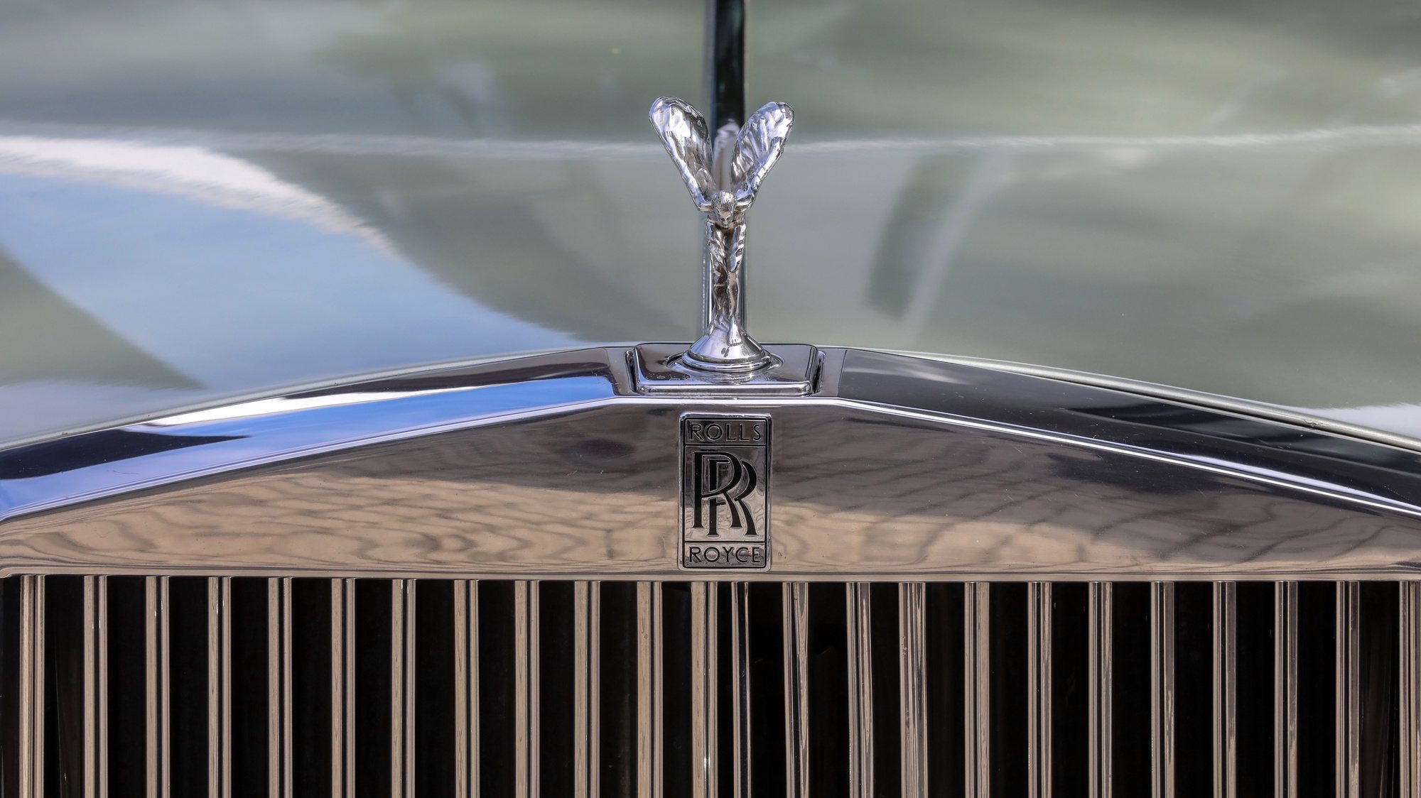 epa10880412 A Rolls-Royce car is on display at the British Classic Car meetup in Colombo, Sri Lanka, 24 September 2023. The meetup featured more than 100 vintage and British Classic cars.  EPA/CHAMILA KARUNARATHNE