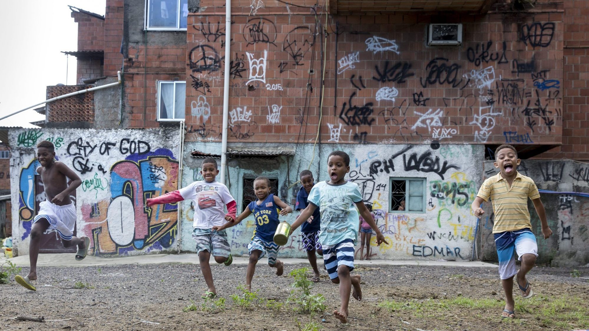 Crianças brincam na comunidade Cidade de Deus, no Rio de Janeiro