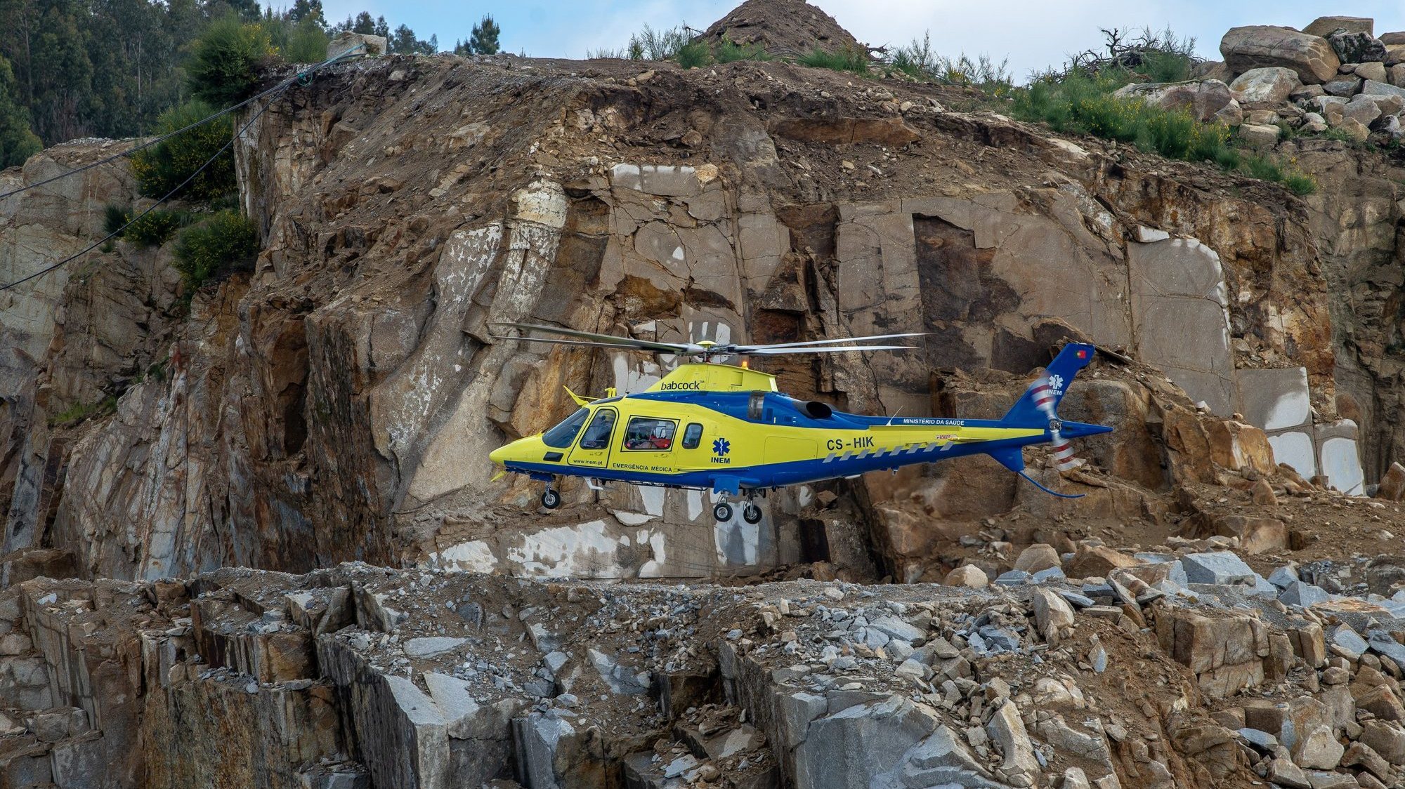 A vítima grave foi levada para o Centro Hospitalar e Universitário de Coimbra, pelo helicóptero do INEM