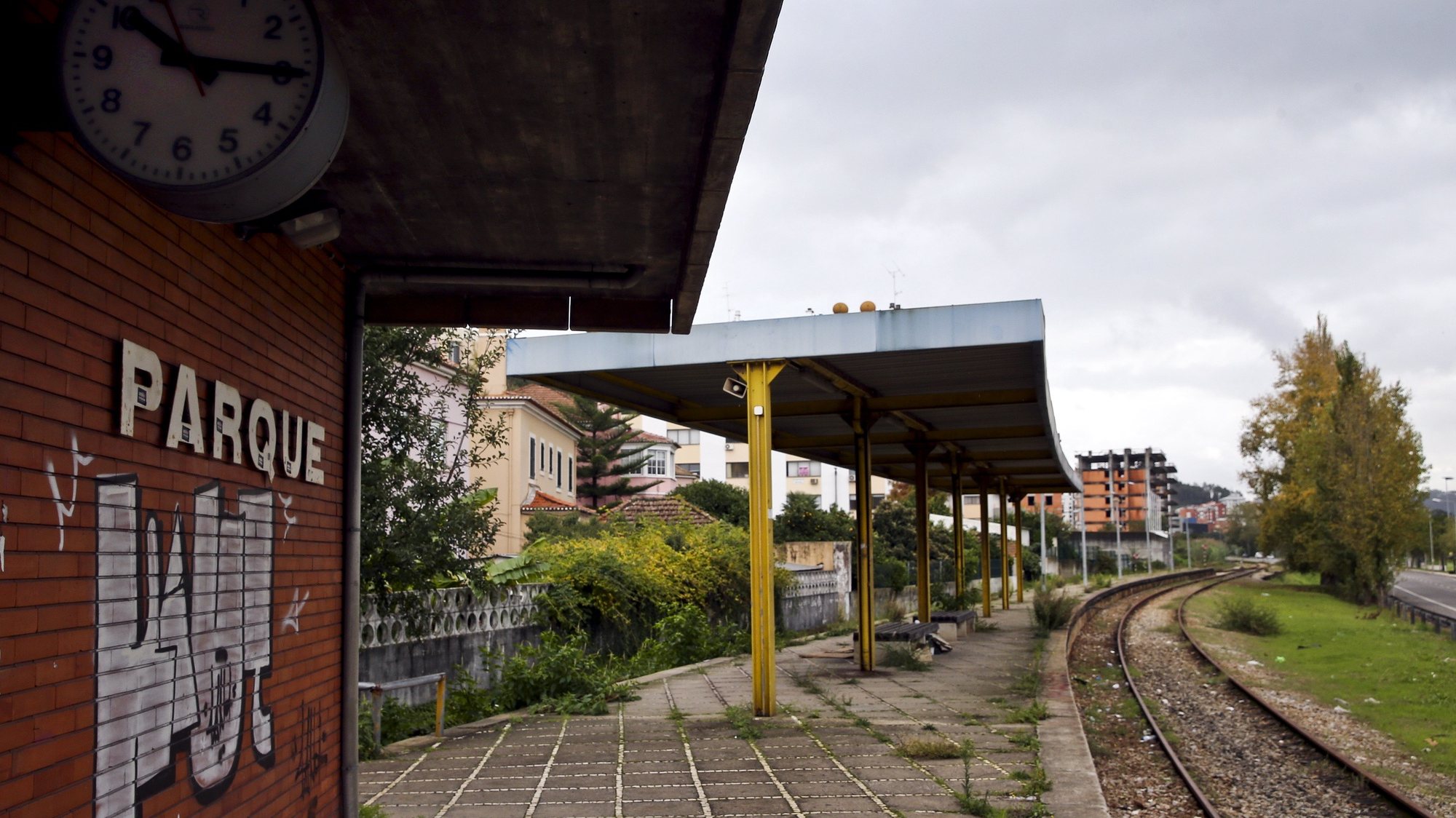 Estação do Parque na Baixa de Coimbra, abandonada desde o início das obras de remodelação que estão paradas há vários anos, em Coimbra, 16 de novembro de 2014. As obras na Ramal da Lousã começaram há cinco anos, mas foram abandonadas pouco tempo depois. (ACOMPANHA TEXTO). PAULO NOVAIS/LUSA