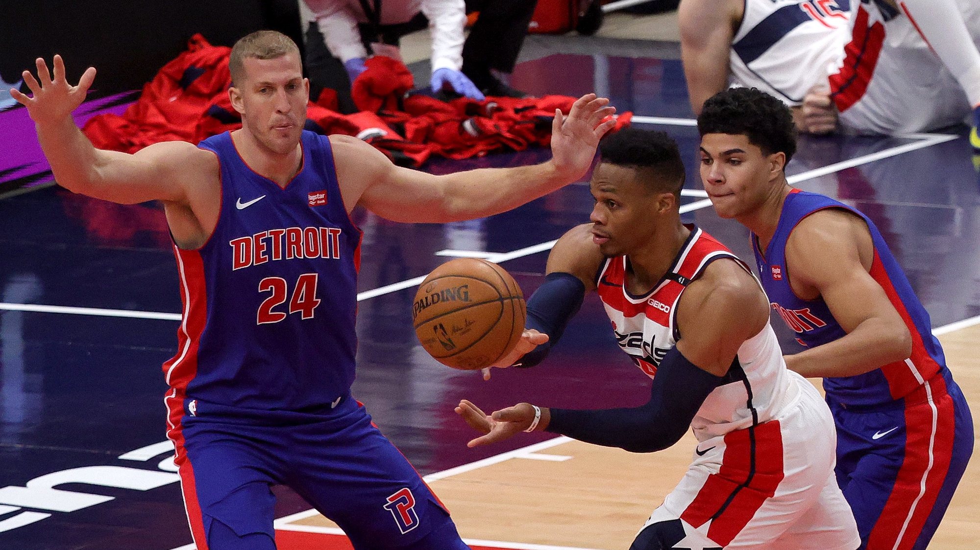 epa08894975 Russell Westbrook of the Washington Wizards passes the ball between Mason Plumlee and Killian Hayes of the Detroit Pistons in the first half during a preseason game at Capital One Arena in Washington, DC, USA, 19 Decemberr 2020.  EPA/Rob Carr / POOL  SHUTTERSTOCK OUT