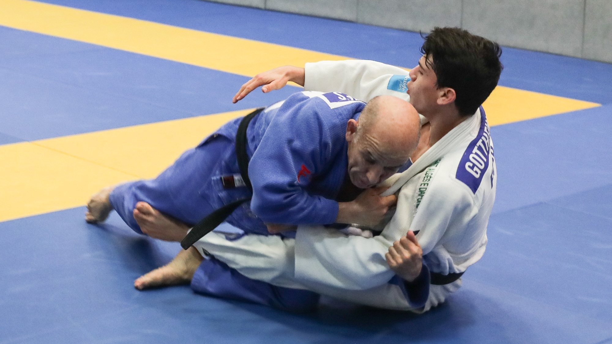 O praticante e mestre de judo, José Pinto Gomes (E), durante uma aula da modalidade no Sport Algés e Dafundo, em Algés, 02 de dezembro de 2020. (ACOMPANHA TEXTO DA LUSA DO DIA 17 DE JANEIRO DE 2021). TIAGO PETINGA/LUSA