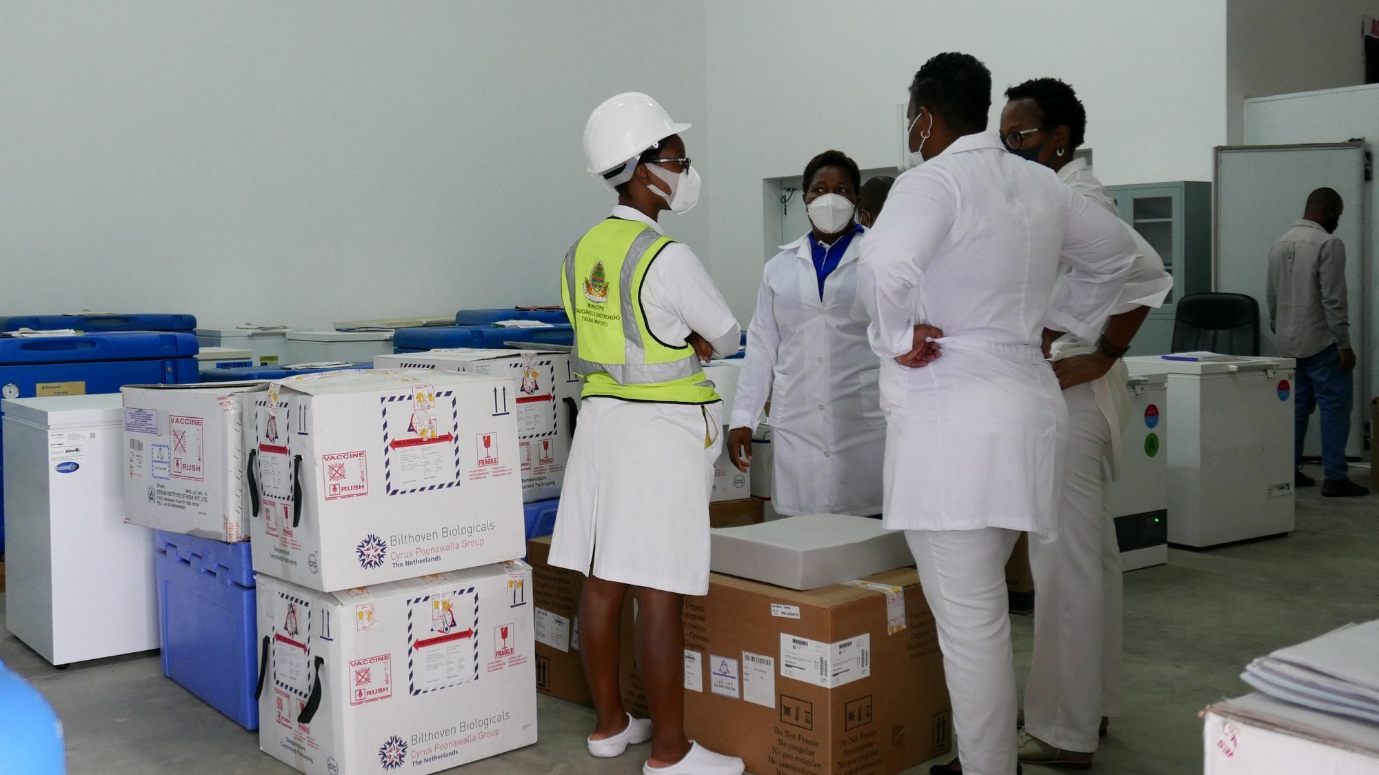 A cidade de Maputo, recebeu hoje 13.920 doses de vacinas contra a covid-19, doadas pela China, e que são destinadas a mais de 9.000 profissionais de saúde, Moçambique, 01 de março de 2021. LUÍSA NHANTUMBO/LUSA