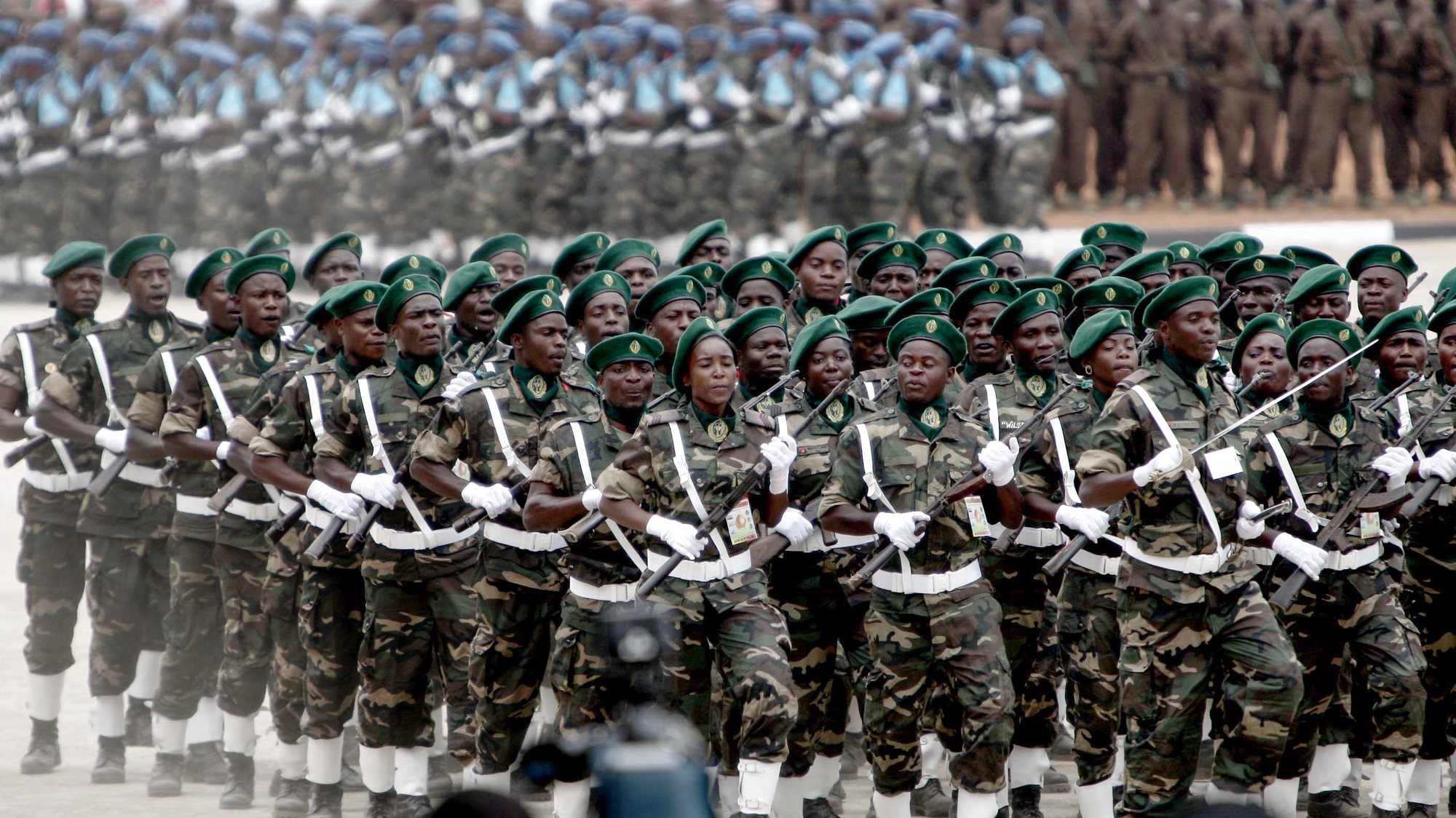 Militares angolanos desfilam durante um exercício das Forças Armadas de Angola, em Luanda, Angola, 14 de janeiro de 2019. AMPE ROGÉRIO/LUSA