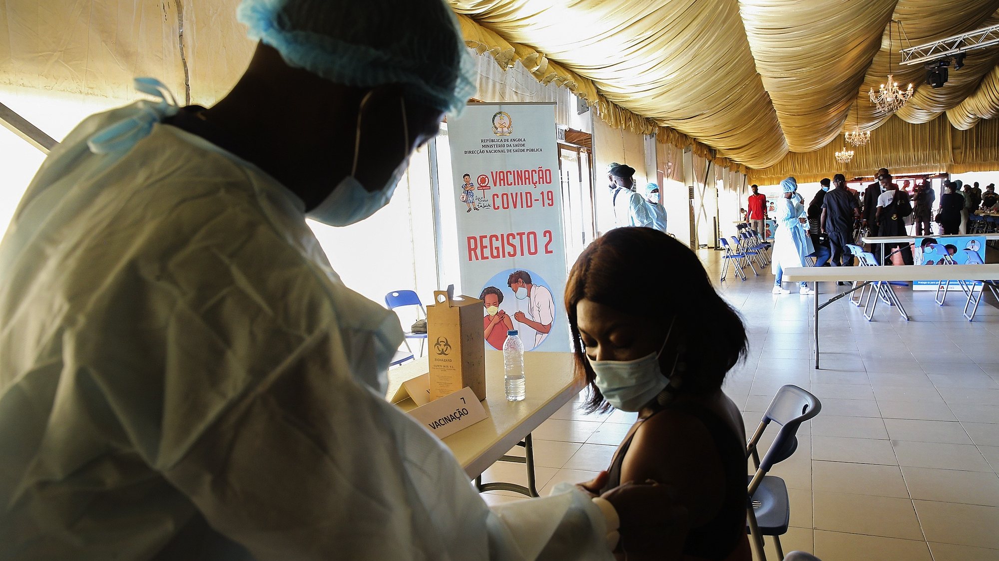Um profissional de saúde administra a vacina contra a covid-19 no Centro Paz Flor, em Luanda, Angola, 14 de maio de 2021. (ACOMPANHA TEXTO DA LUSA DO DIA 16 DE MAIO DE 2021). AMPE ROGÉRIO/LUSA