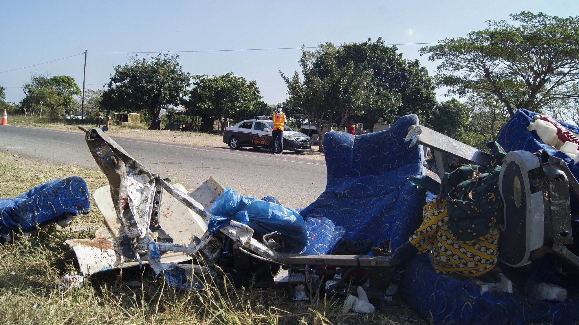 Pelo menos 34 pessoas morreram e outras 40 sofreram ferimentos graves na noite de hoje na sequência de um acidente de viação na Estrada Nacional Número 1, na província de Maputo, anunciou a polícia moçambicana, Maputo, 4 de julho de 2021. (ACOMPANHA TEXTO) LUISA NHANTUMBO/LUSA