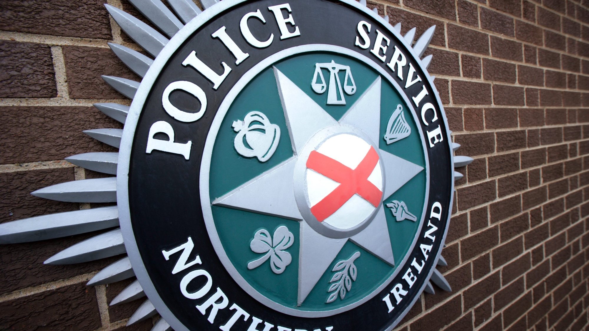 epa02018509 The PSNI (Police Service of Northern Ireland) badge outside Police Headquarters, east Belfast, Northern Ireland, on 05, Febuary 2010. A deal between Northern Ireland&#039;s biggest parties, the DUP and Sinn Fein, could see policing and justice powers devolved to Northern Ireland on 12 April 2010. A cross-community vote on devolving the powers will be held in the Northern Ireland Assembly on 09 March 2010.  EPA/PAUL MCERLANE