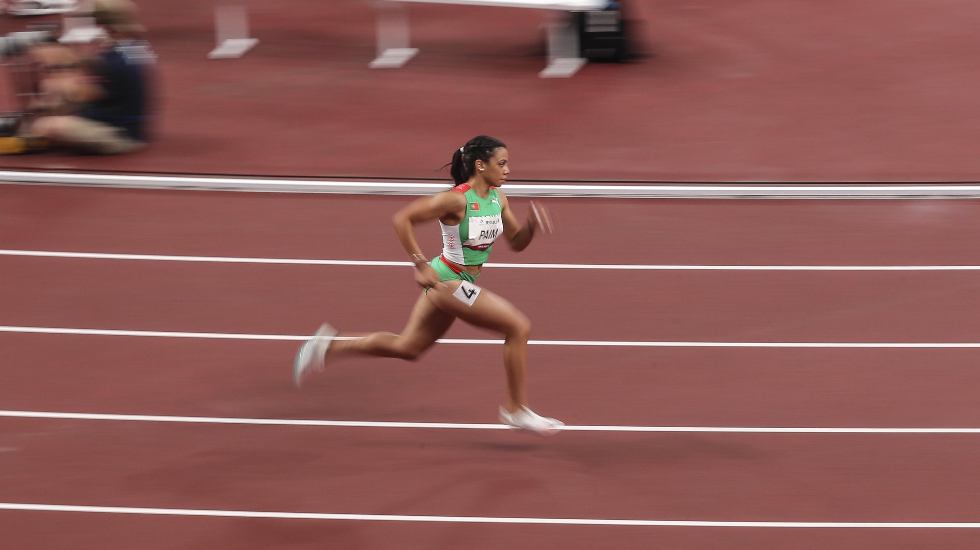 A atleta portuguesa, Carina Paim em ação na prova feminina de 400 metros T20, esta tarde no Estádio Olímpico de Tóquio, nos jogos Paralímpicos de Toquio 2020, Japão, 30 de agosto de 2021. MIGUEL A. LOPES/LUSA