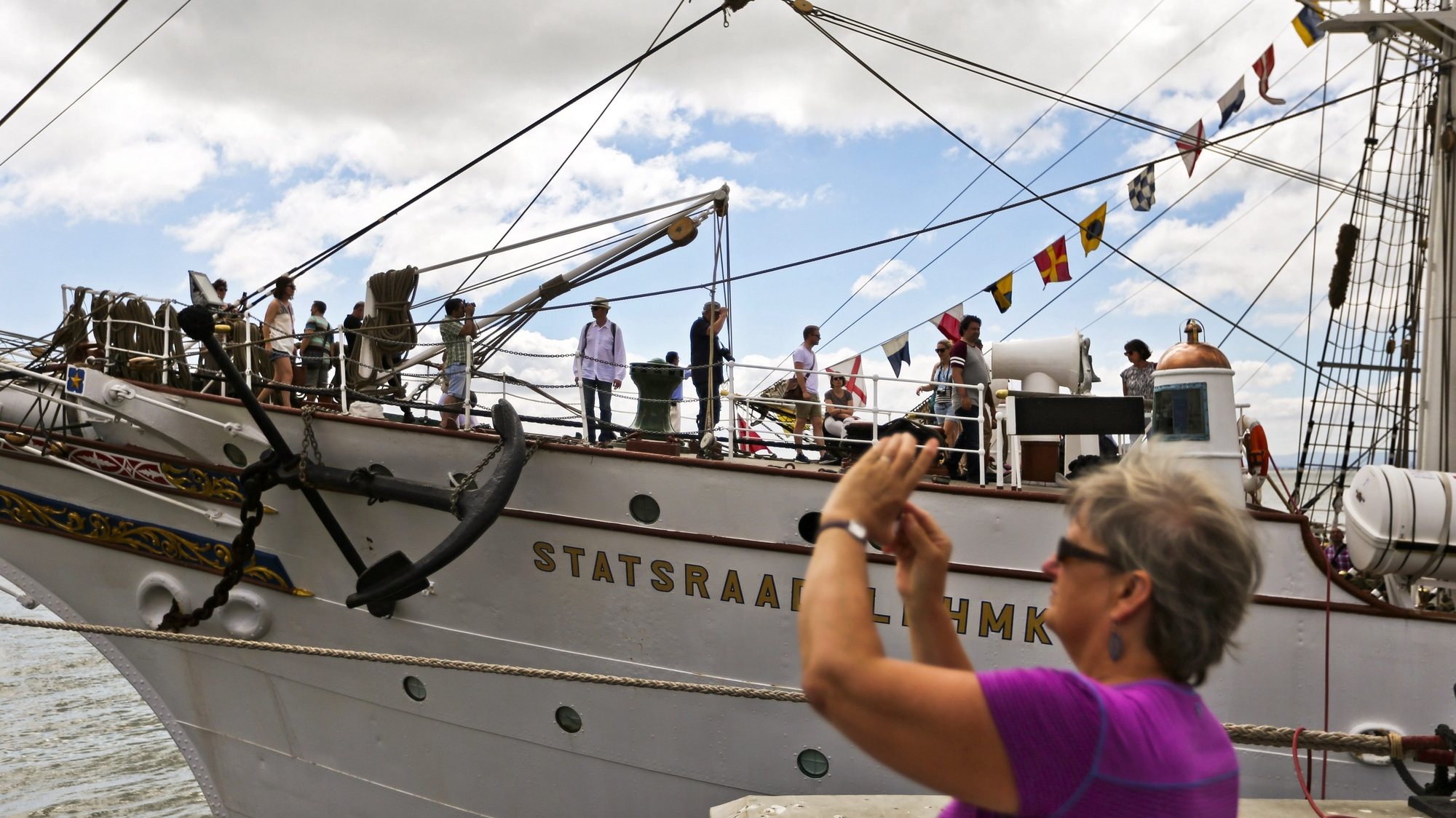 epa05436635 People visit the Norway&#039;s ship Statsraad Lehmkuhl  at Santa Apolonia dock during the Tall Ships Races Lisbon 2016, in Lisbon, Portugal, 22 July 2016. The event celebrates its 60th anniversary this year.  EPA/MARIO CRUZ