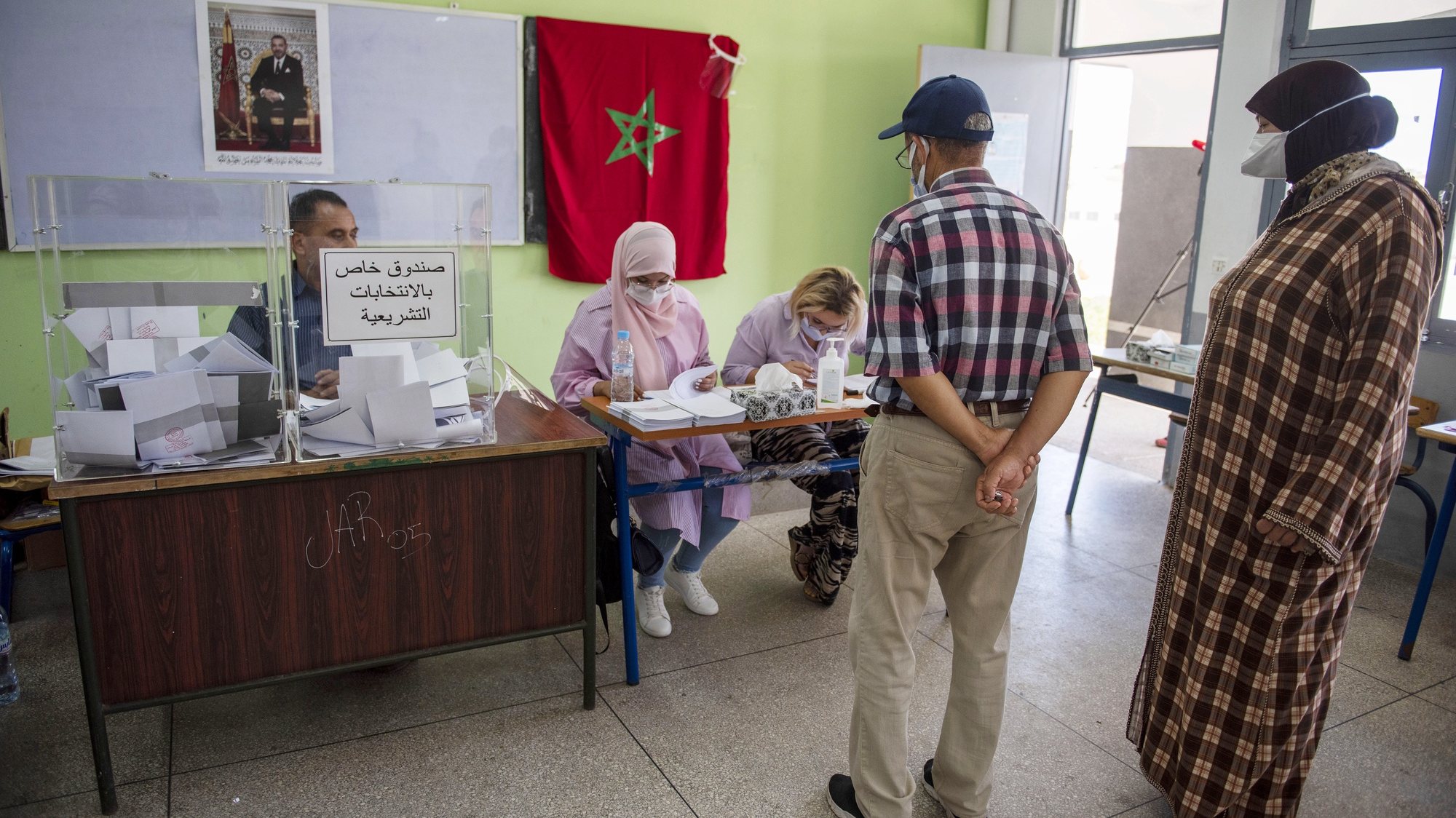 epa09455161 A voter prepares to cast a ballot for the parliamentary elections at a polling station in Sale, Morocco, 08 September 2021. Moroccans were called to vote in parliamentary and local elections.  EPA/JALAL MORCHIDI