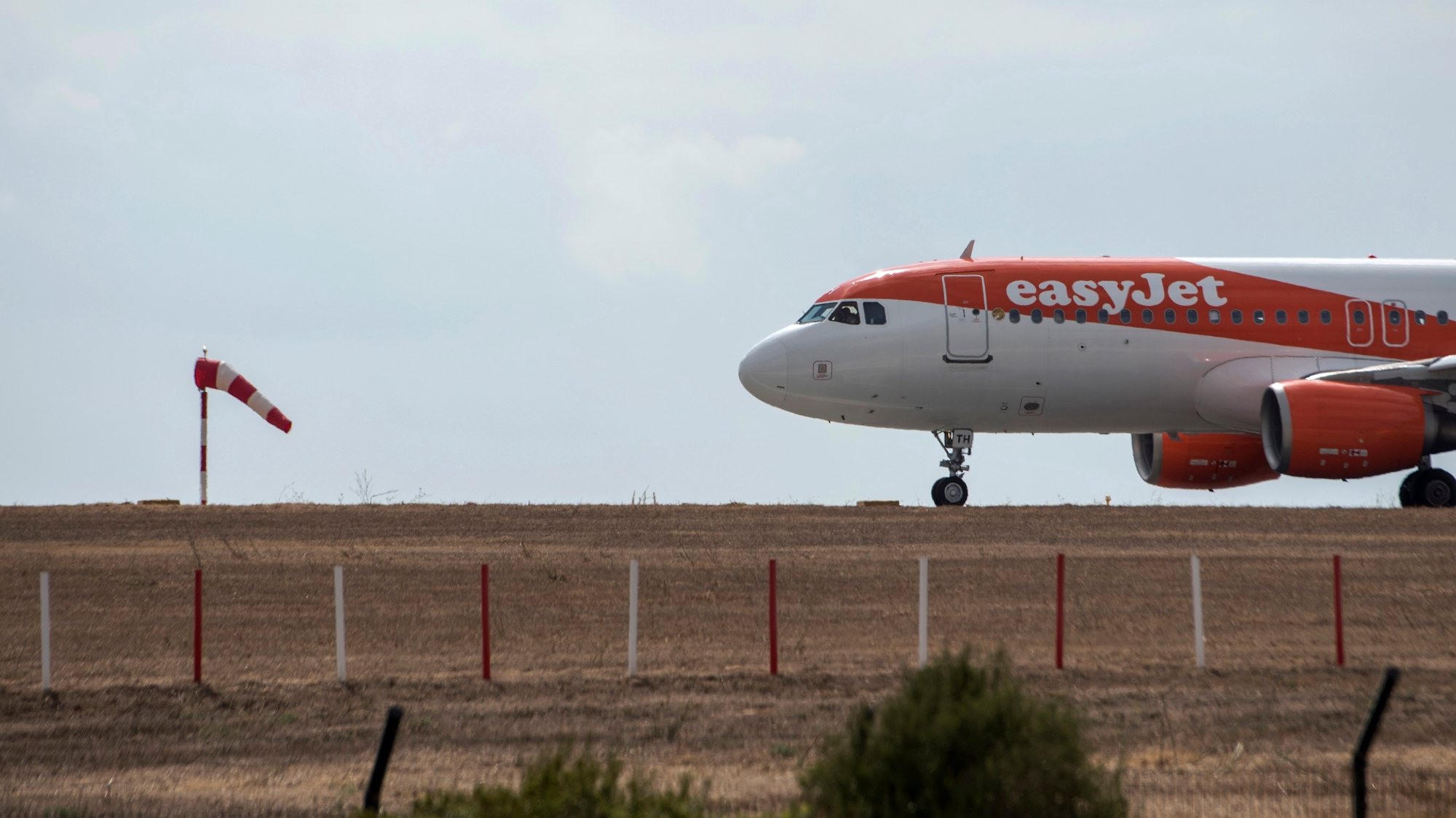 Menorca, Espanha — avião da easyjet aterra nas ilhas baleares