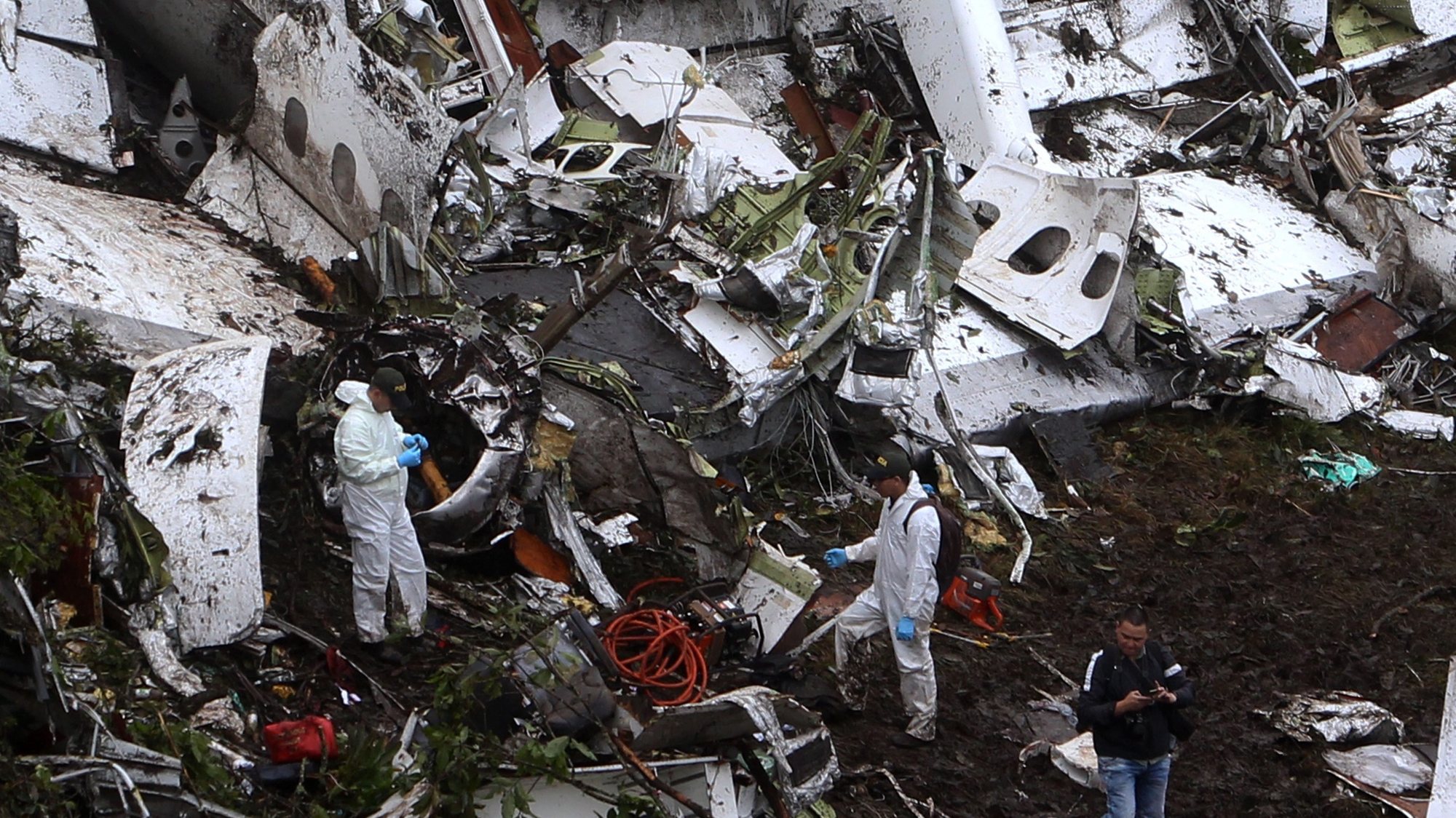 epaselect epa05652352 Rescue workers work at the scene of the plane crash in the municipality of La Union, Department of Antioquia, Colombia, 29 November 2016. According to reports, 75 people died when an aircraft crashed late 28 November 2016 with 81 people on board, including players of the Brazilian soccer club Chapecoense. The plane crashed in a mountainous area outside Medellin, Colombia as it was approaching the Jose Maria Cordoba airport. The cause of the incident is as yet uknown. Chapecoense were scheduled to play in the Copa Sudamericana final against Medellin&#039;s Atletico Nacional on 30 November 2016.  EPA/LUIS EDUARDO NORIEGA A.