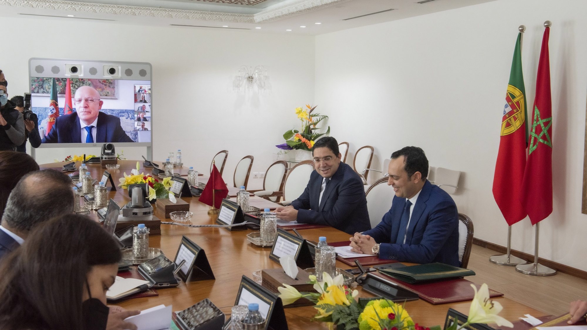 O ministro Augusto Santos Silva reunido com os ministros de Marrocos