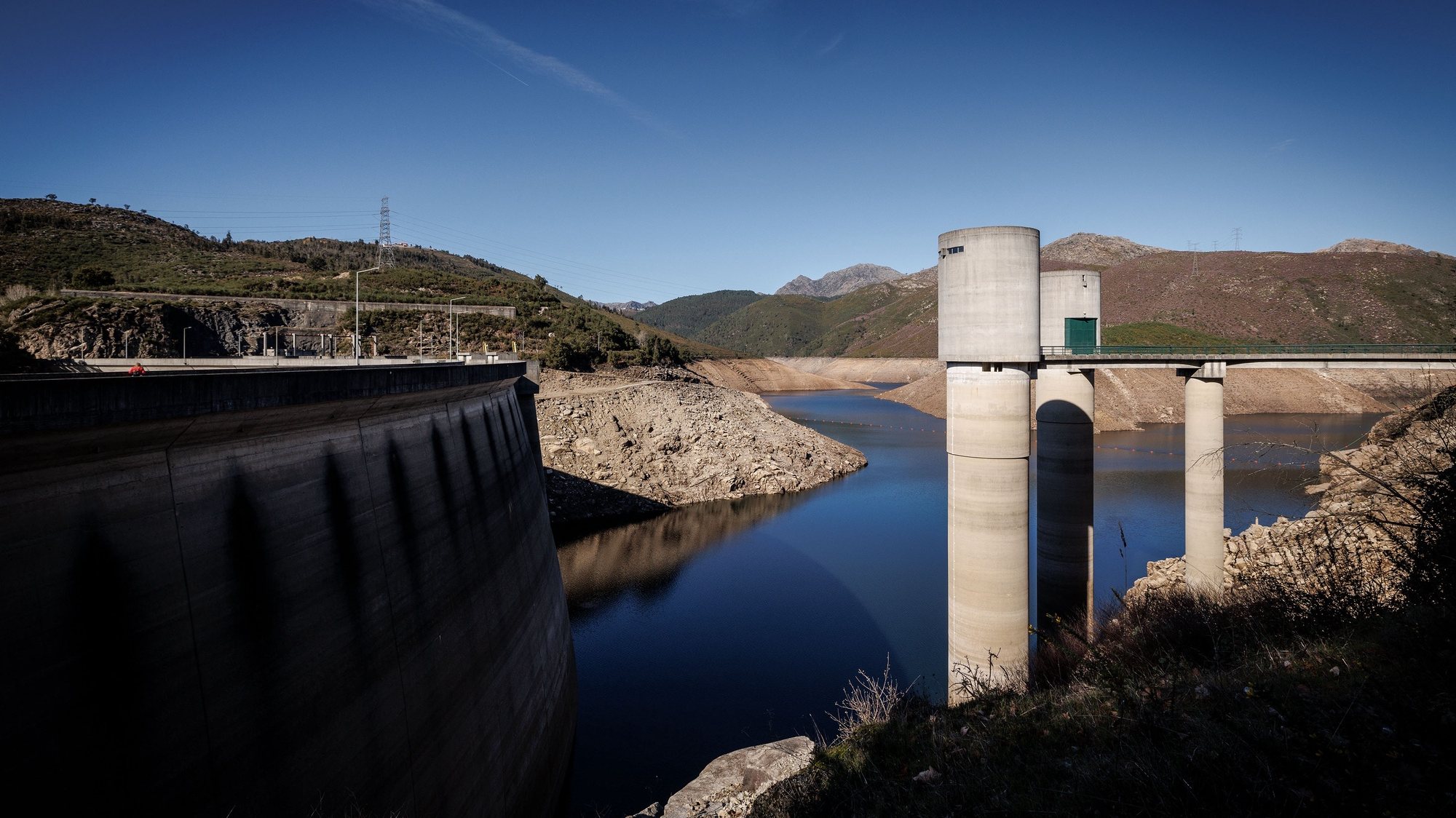 Os efeitos da seca são visíveis nos baixos niveis de água da Barragem do Alto Lindoso, Ponte da Barca, 21 de fevereiro de 2022. PEDRO SARMENTO COSTA/LUSA