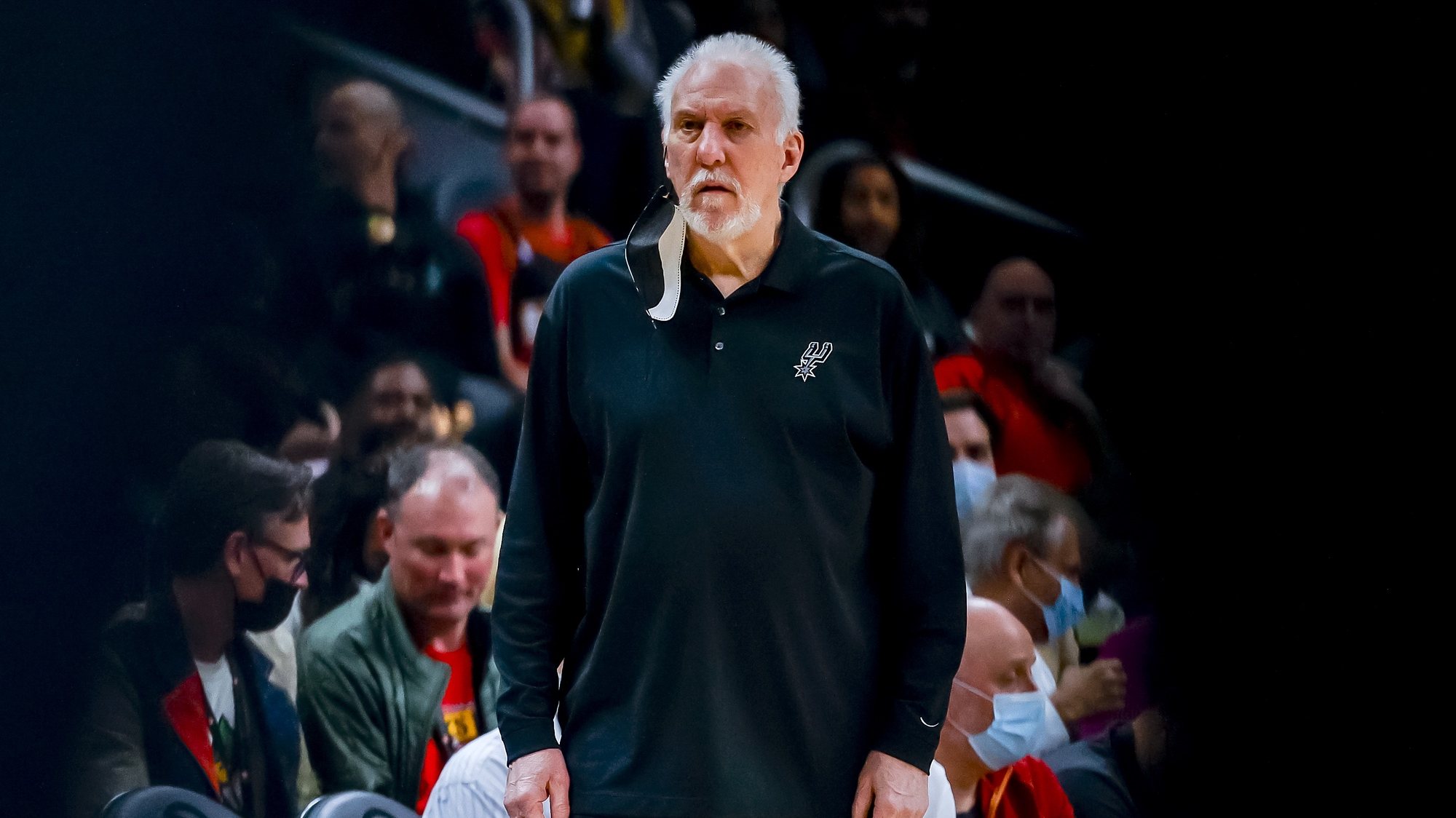 Gregg Popovich durante o jogo da NBA dos San Antonio Spurs contra os Atlanta Hawks