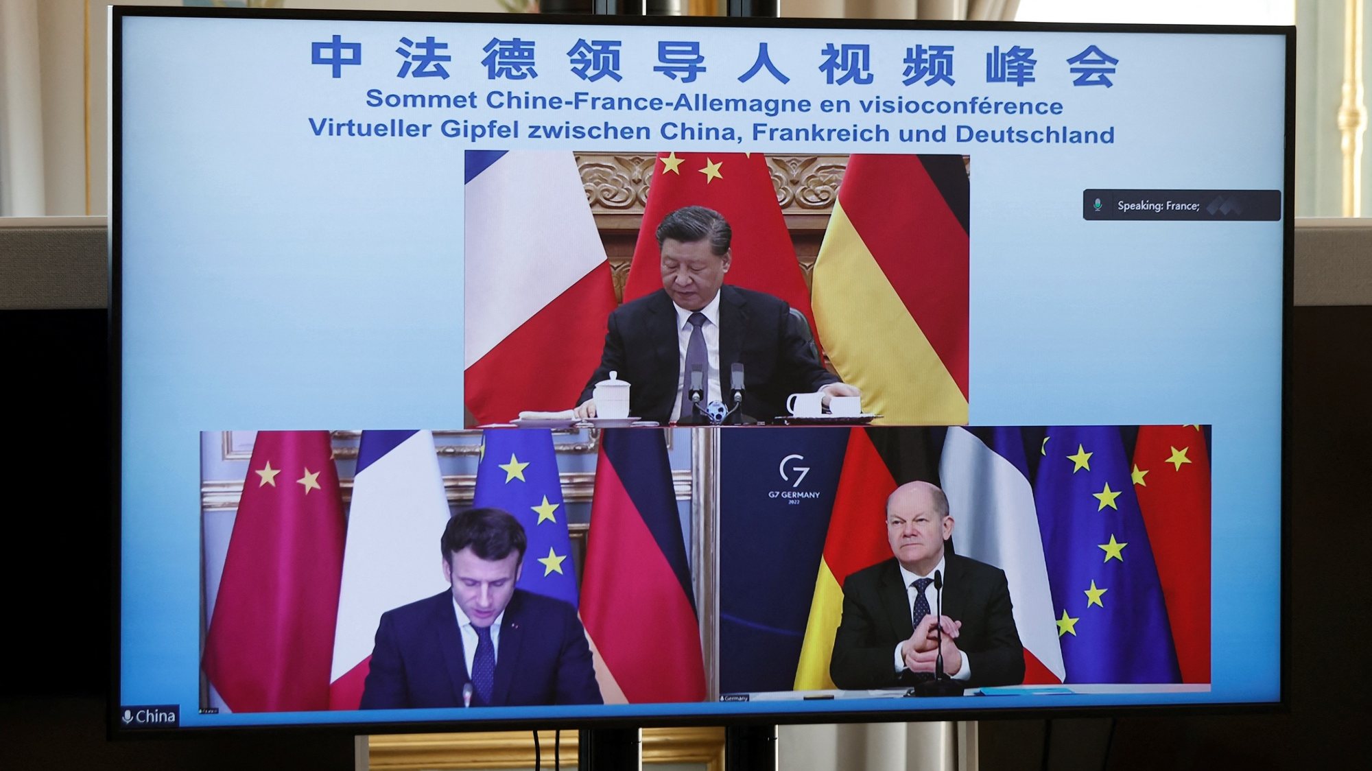 O Presidente chinês, Xi Jinping, em conversa com o Presidente francês, Emmanuel Macron, e o chanceler alemão Olaf Scholz