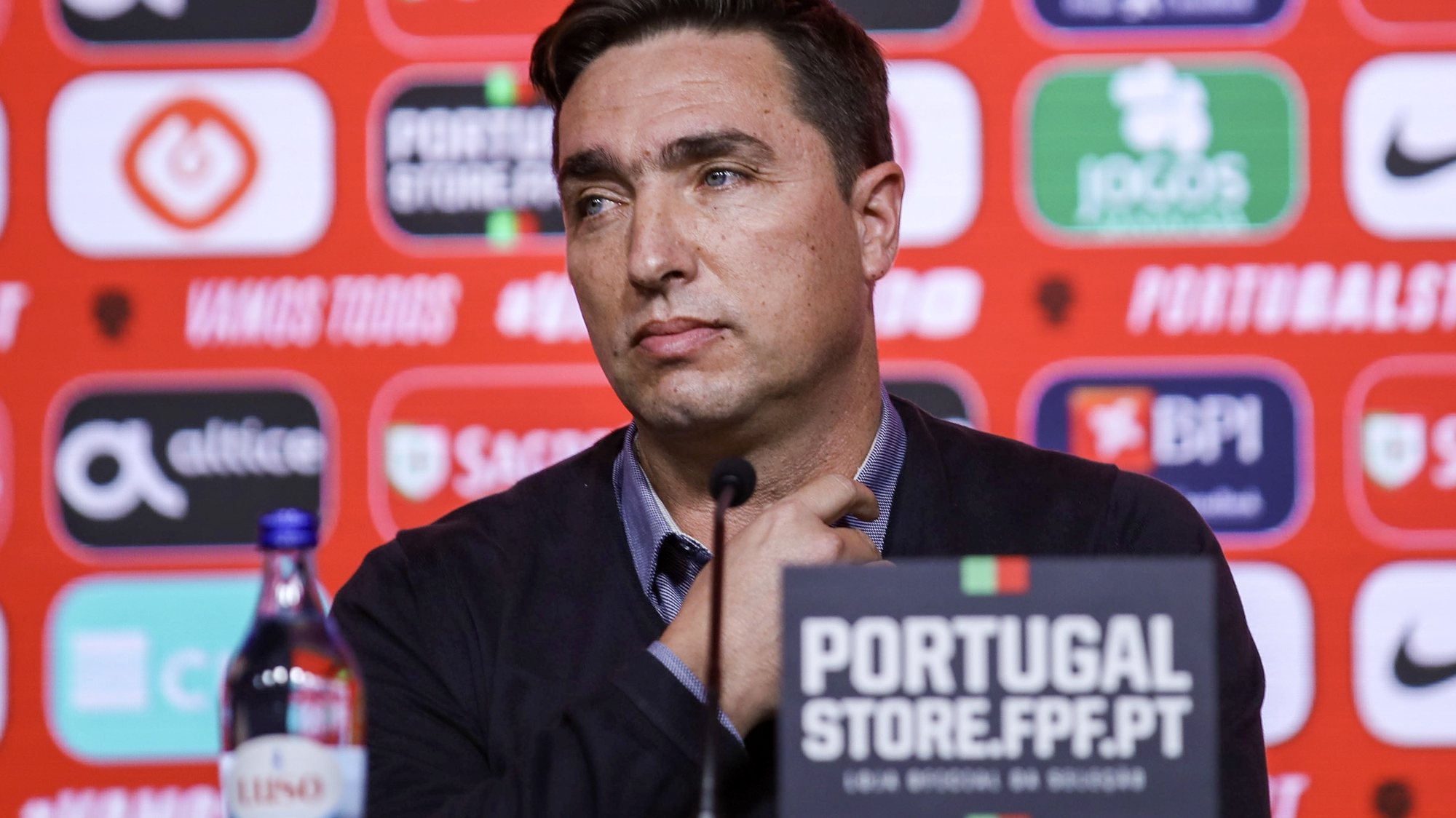 O treinador da seleção de Sub-21, Rui Jorge, fala aos jornalistas durante a conferência de imprensa, na Cidade do Futebol, em Oeiras, 17 de março de 2022.