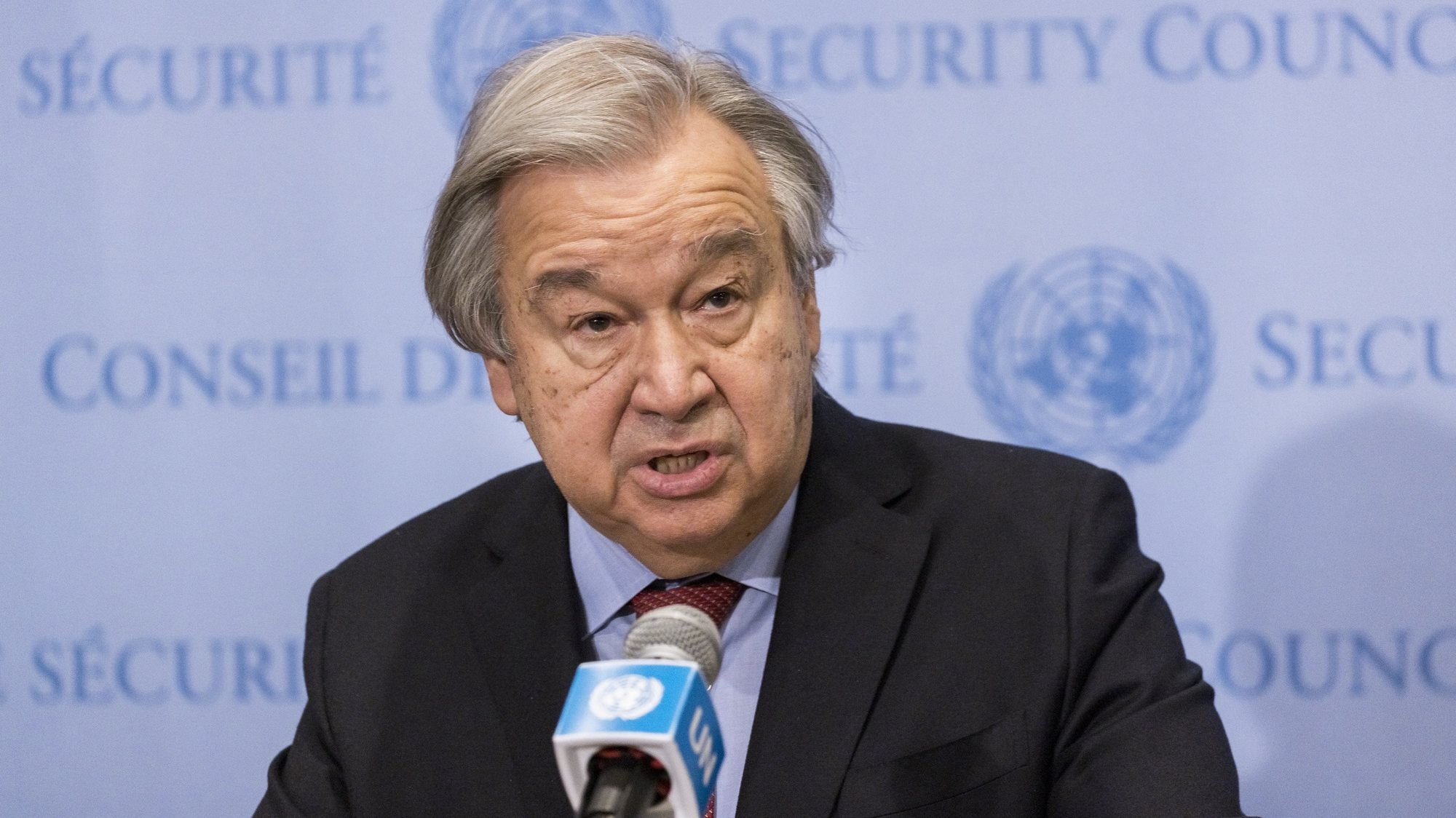 epa09856152 United Nations Secretary-General Antonio Guterres talks with reporters about UN efforts to help broker a humanitarian ceasefire between Russia and Ukraine at United Nations headquarters in New York, New York, USA, 28 March 2022.  EPA/JUSTIN LANE