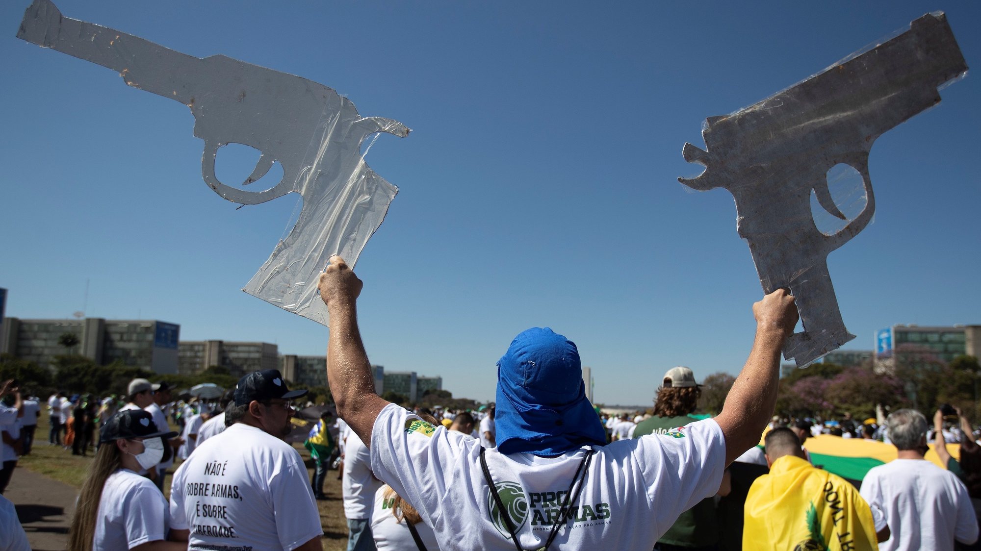 epaselect epa09334466 People participate in the second PROARMAS rally in support of guns ownership, in Brasilia, Brazil, 09 July 2021. The second Pro-guns rally is organized by the National Association of Pro-Arms Movement known as PROARMAS.  EPA/Joedson Alves
