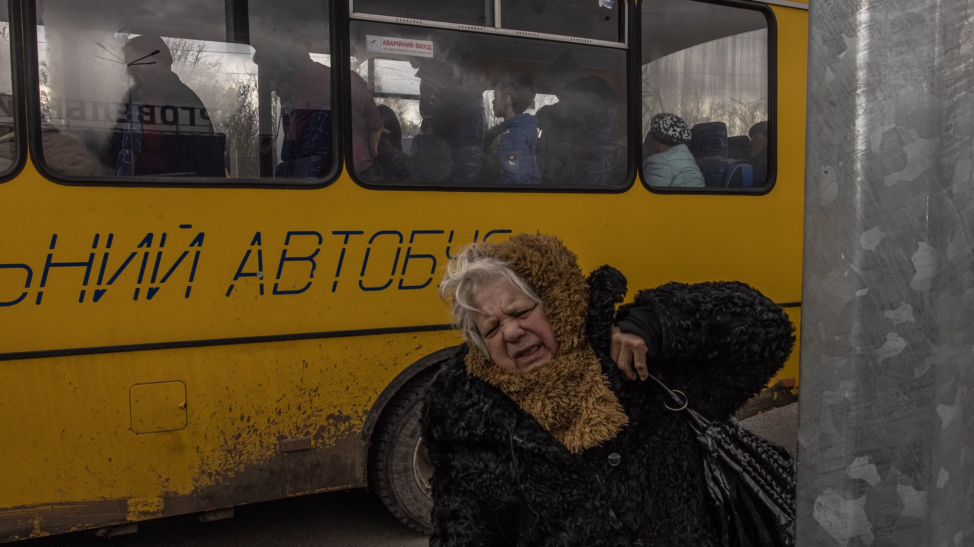 epa09900900 People from Mariupol arrive on an evacuation bus to the evacuation point in Zaporizhzhia, Ukraine, 21 April 2022. Thousands of people trapped in Mariupol and other cities occupied by the Russian army in South Ukraine wait to be evacuated to Ukraine&#039;s controlled areas by buses and their own cars.  EPA/ROMAN PILIPEY