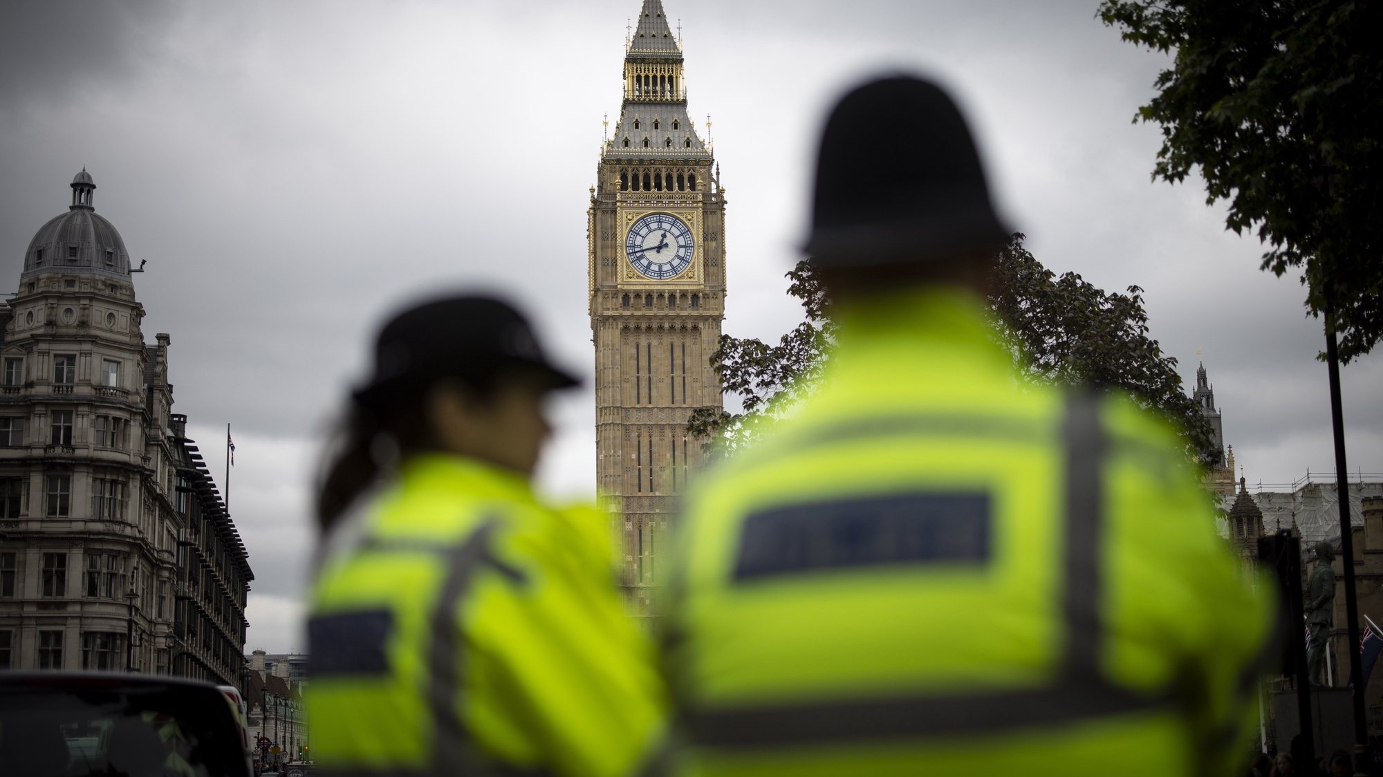 epa09999034 Police officers patrol in Westminster with the Elizabeth Tower in the background in London, Britain, 06 June 2022. British Prime Minister Boris Johnson faces a vote of no confidence following the publication of the official civil service investigation into Downing Street parties during the COVID-19 lockdown, dubbed Sue Gray report.  EPA/TOLGA AKMEN