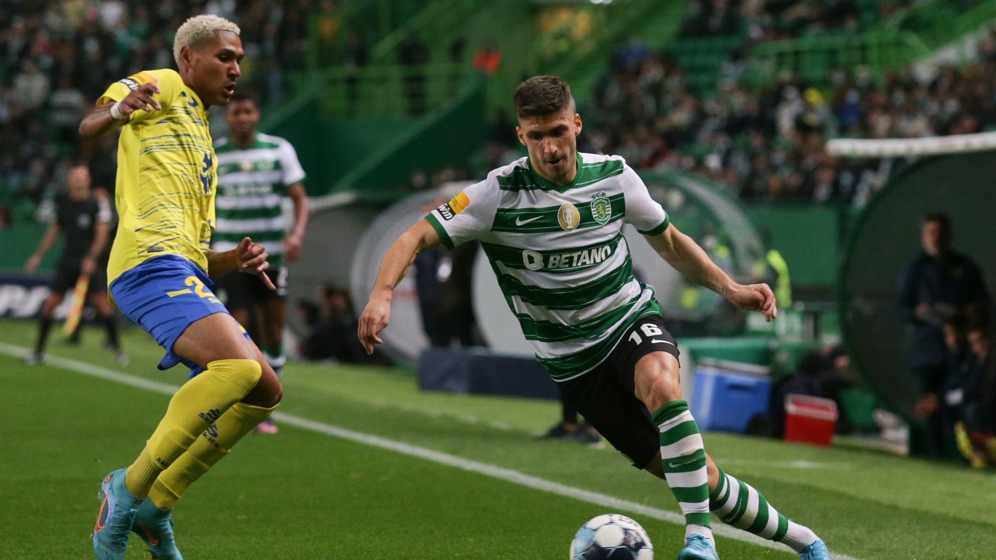 Sporting&#039;s Ruben Vinagre (R) in action against FC Arouca&#039;s Anthony Alves (L) during the Portuguese First League soccer match between Sporting and FC Arouca at Alvalade stadium in Lisbon, Portugal, 05 March 2022. TIAGO PETINGA/LUSA