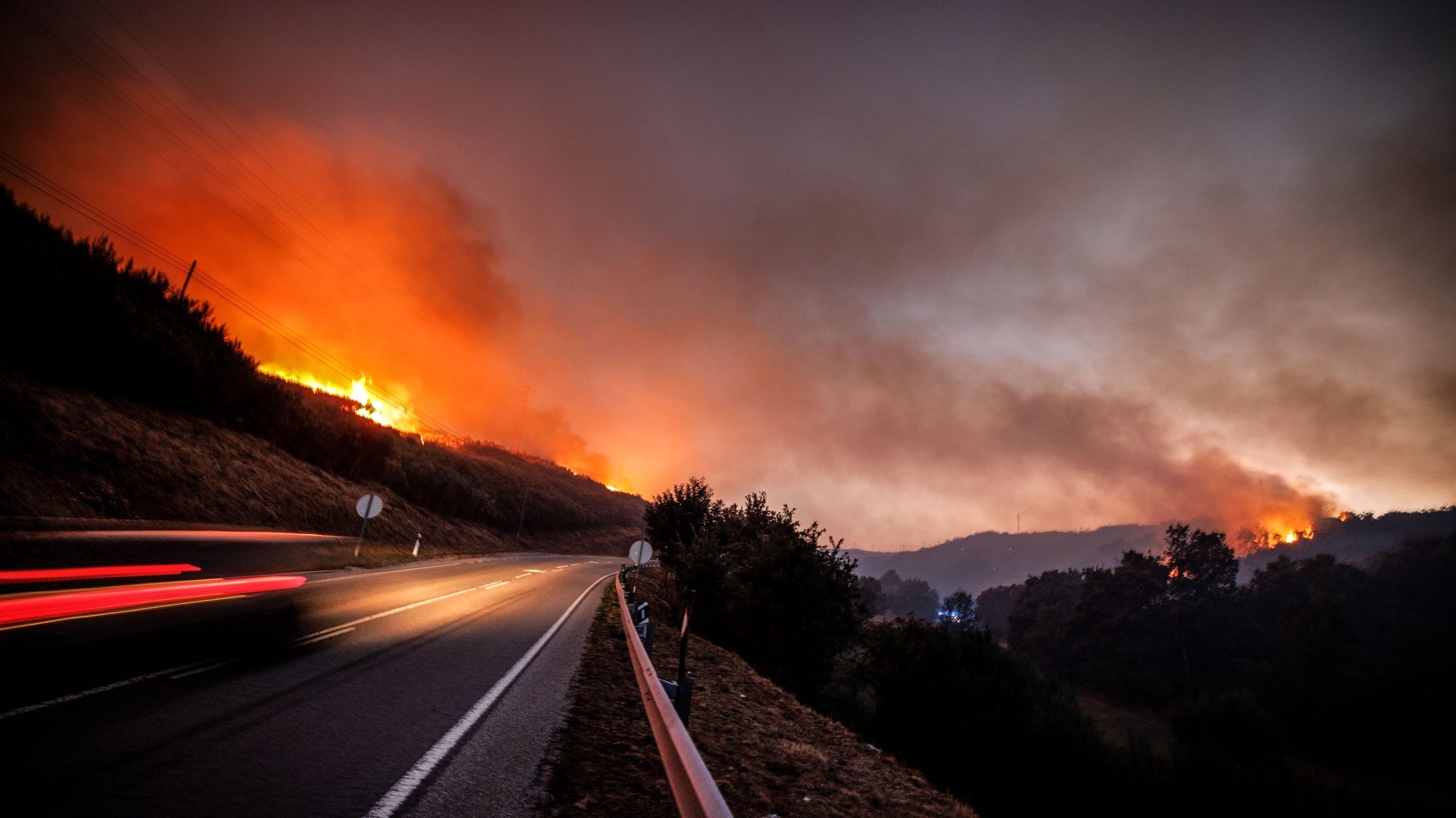 A aldeia de Covelo viu-se envolvida pelas chamas, esta tarde, em Vila Real,  21 de agosto 2022.  PEDRO SARMENTO COSTA/LUSA