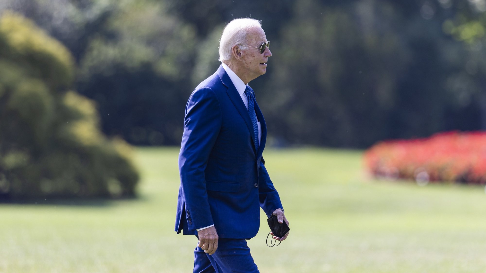 epa10145574 US President Joe Biden returns to the White House from a weekend in Delaware in Washington, DC, USA, 29 August 2022. The president ignored shouted questions about Covid funding.  EPA/JIM LO SCALZO