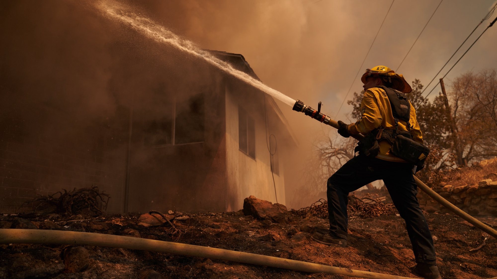epaselect epa10165749 Fire fighters battling the Fairview Fire try to extinguish a fire at a home along Gibbel Road in Hemet, California, 06 September 2022. The fire has exploded to over 2,400 acres, destroying multiple structures and has claimed two lives.  EPA/Allison Dinner