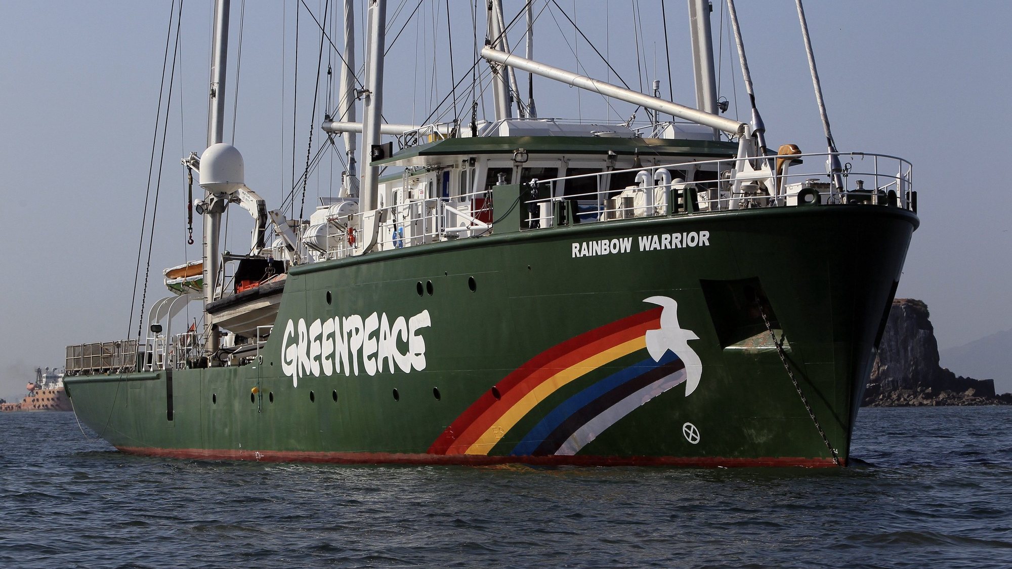 epa04047465 View of the ship Rainbow Warrior III by Greenpeace prior to its transit trough the Panama Canal, in Panama, 29 January 2014. Greenpeace asked Panamanian government to fine ship with Panamanian flag &#039;Sun Laurel&#039; because it allegedly collaborates with Japanese ships in the killing of whales in the Antarctica.  EPA/Alejandro Bolivar